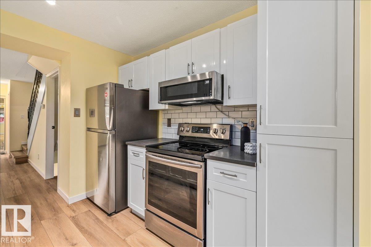 Photo 8 at 5327 Hill View Crescent NW, Hillview, Edmonton