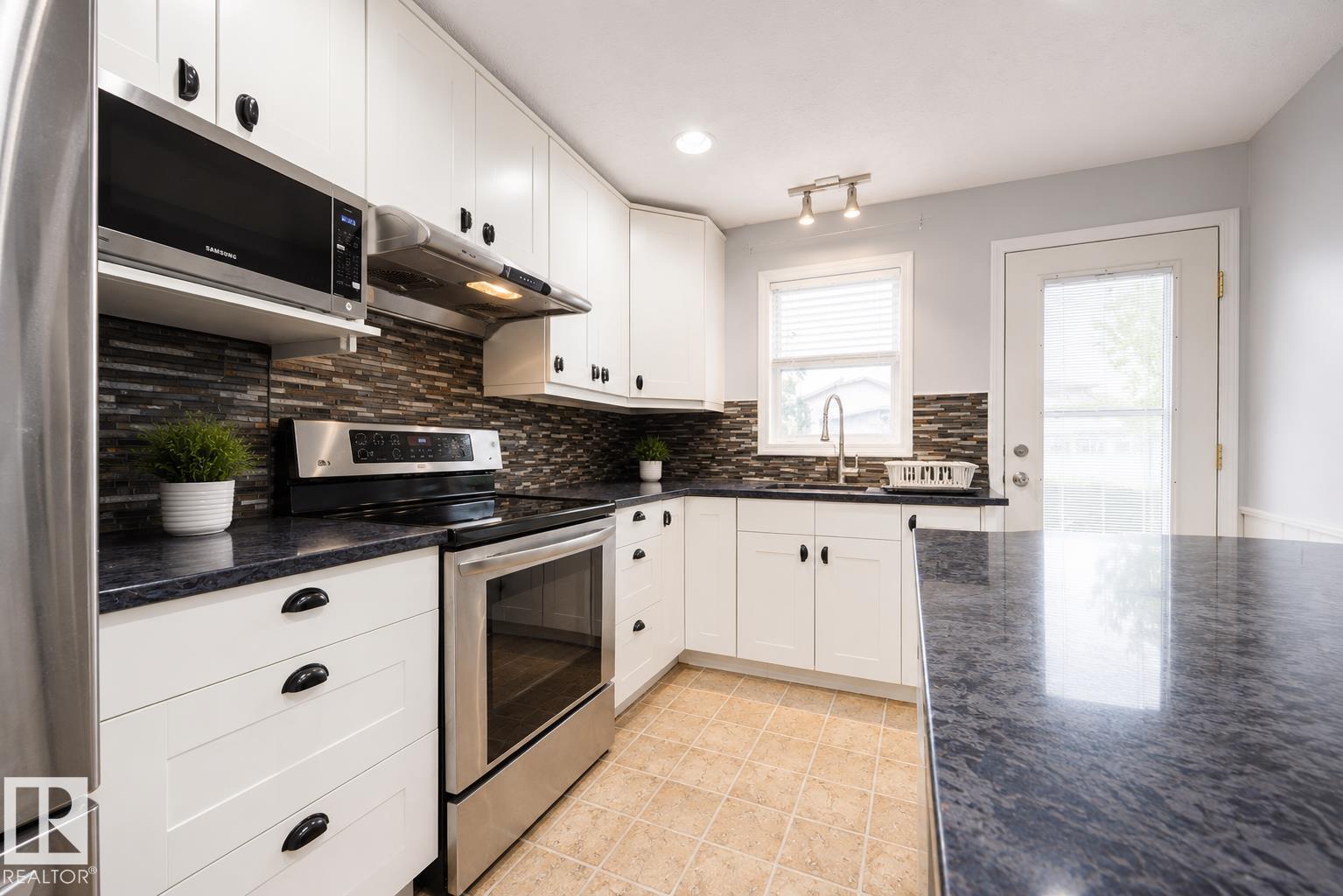 Photo 6 at 17932 93 Avenue NW, Belmead, Edmonton