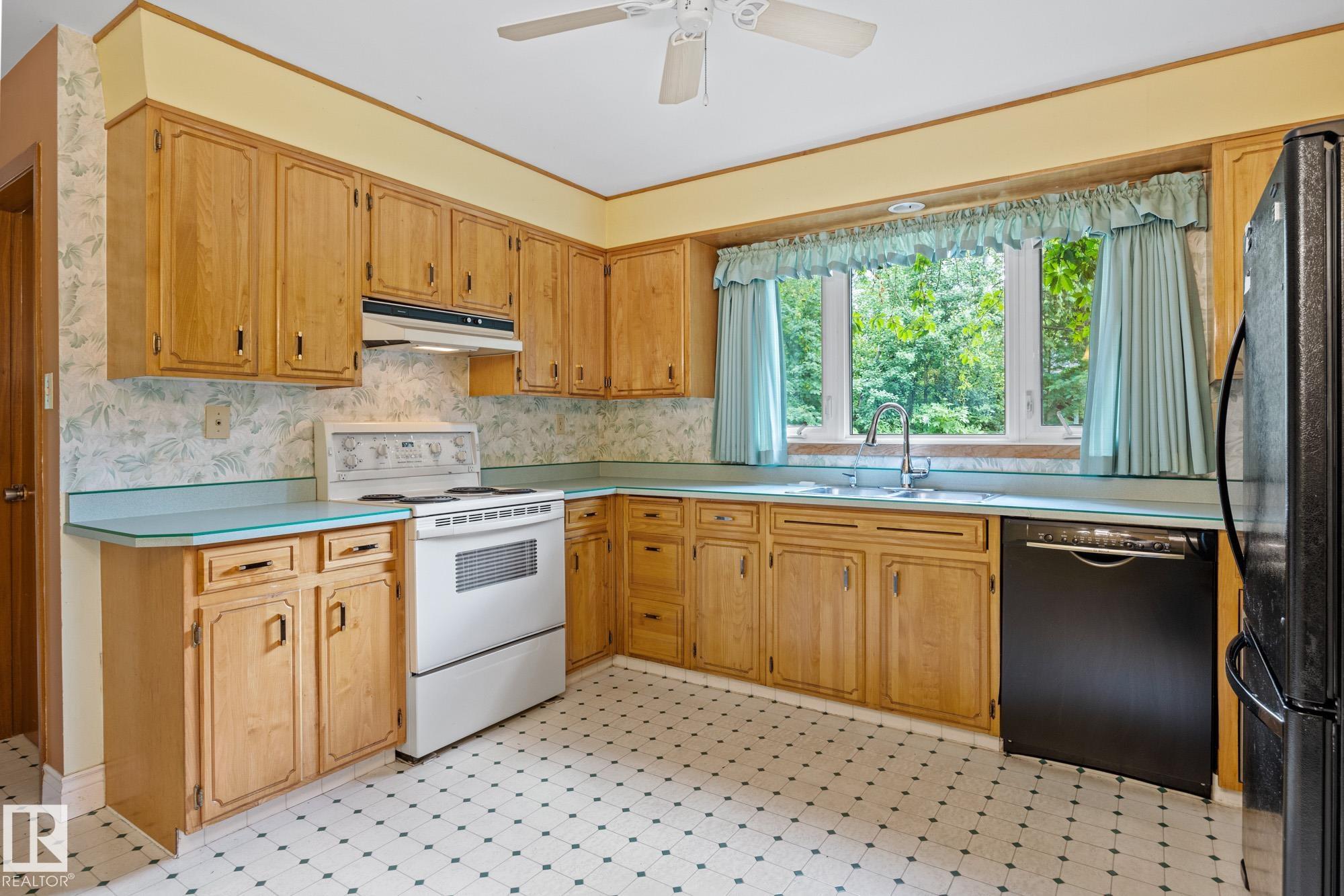 Photo 7 at 9 Glenview Crescent, Grandin, St. Albert