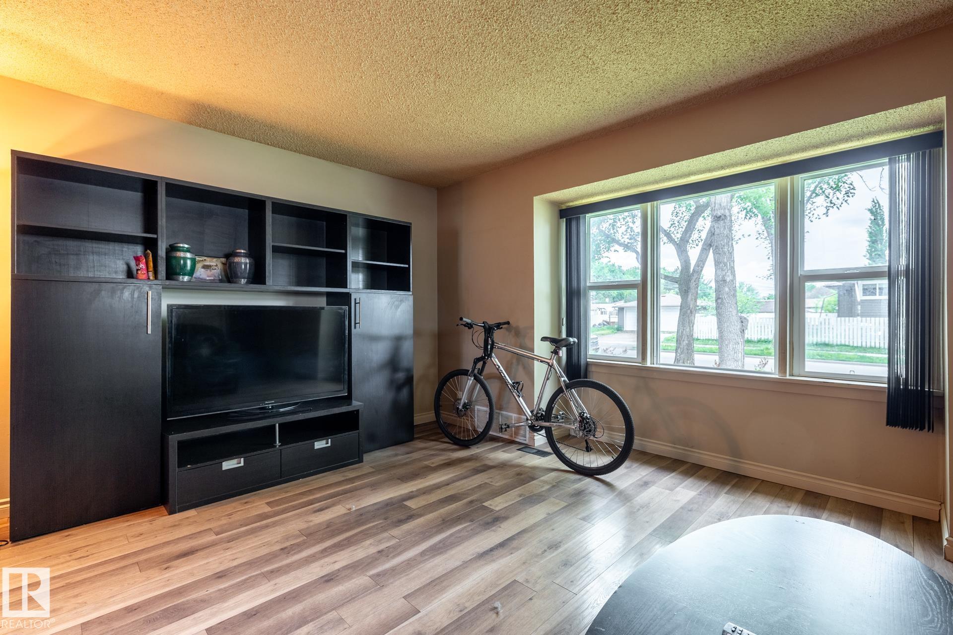 Photo 9 at 5919 121 Avenue NW, Montrose, Edmonton