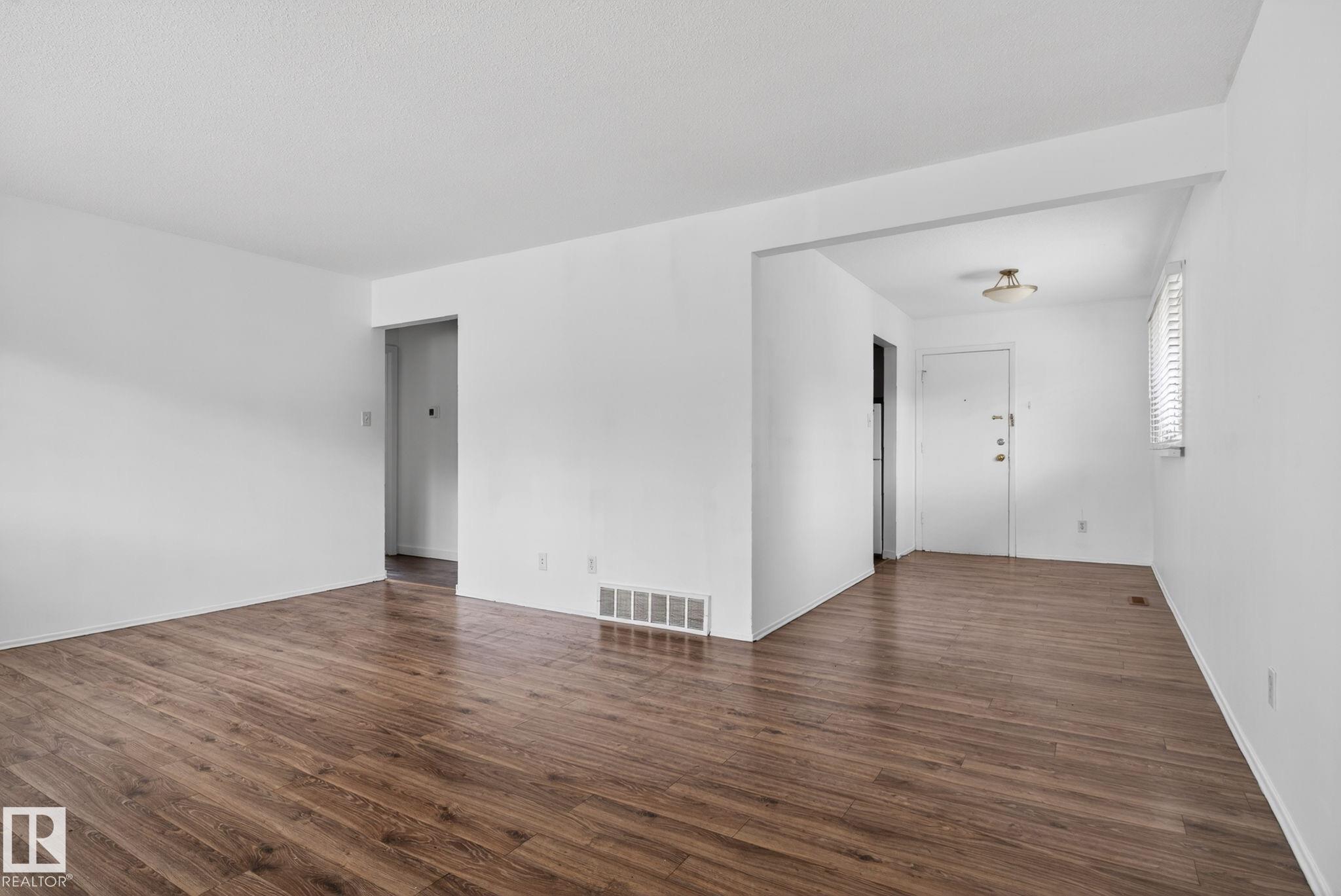 Photo 7 at 6203 122 Avenue NW, Montrose, Edmonton