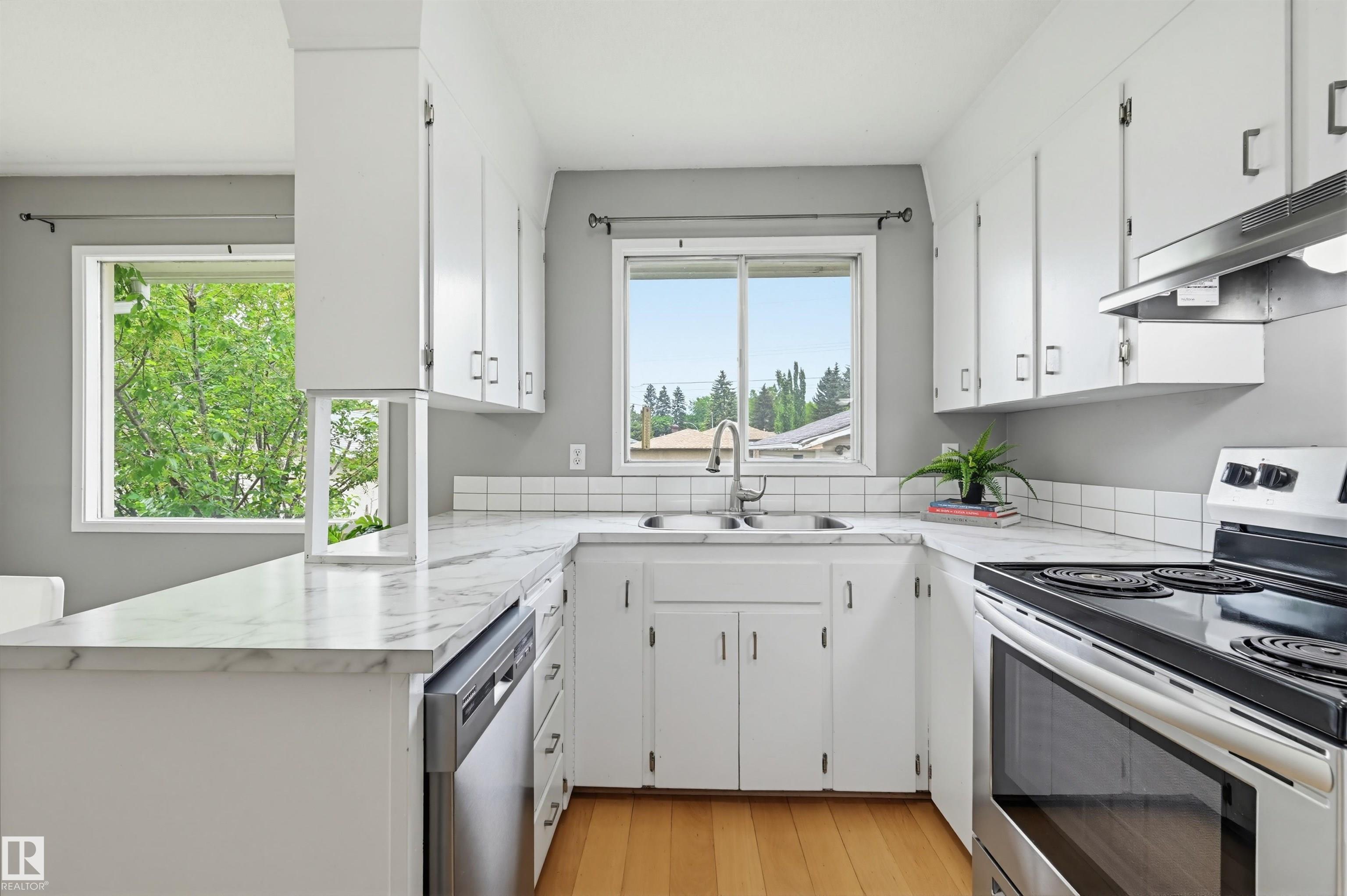 Photo 7 at 10712 52 Avenue NW, Pleasantview, Edmonton