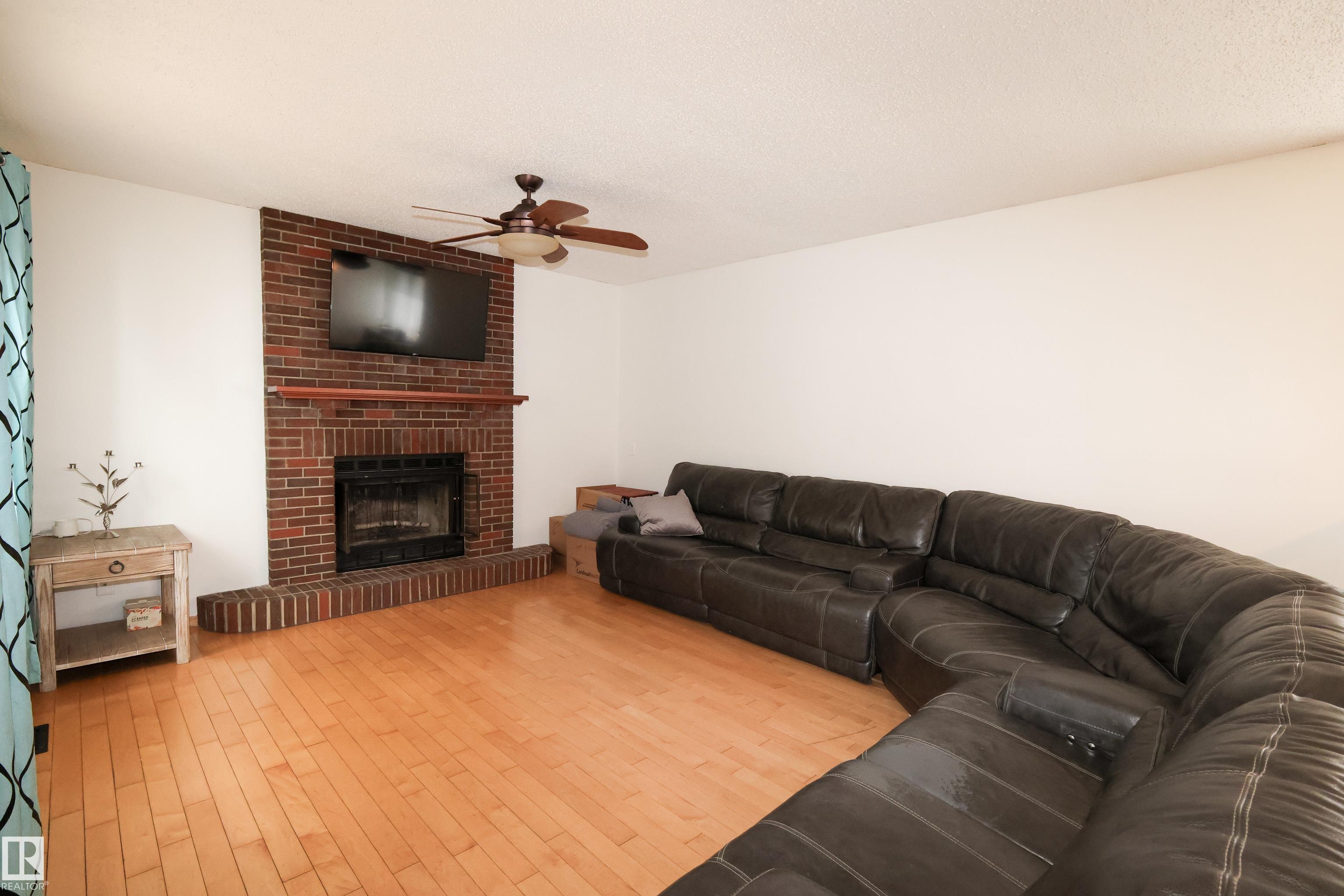 Photo 10 at 3467 39 Street NW, Minchau, Edmonton