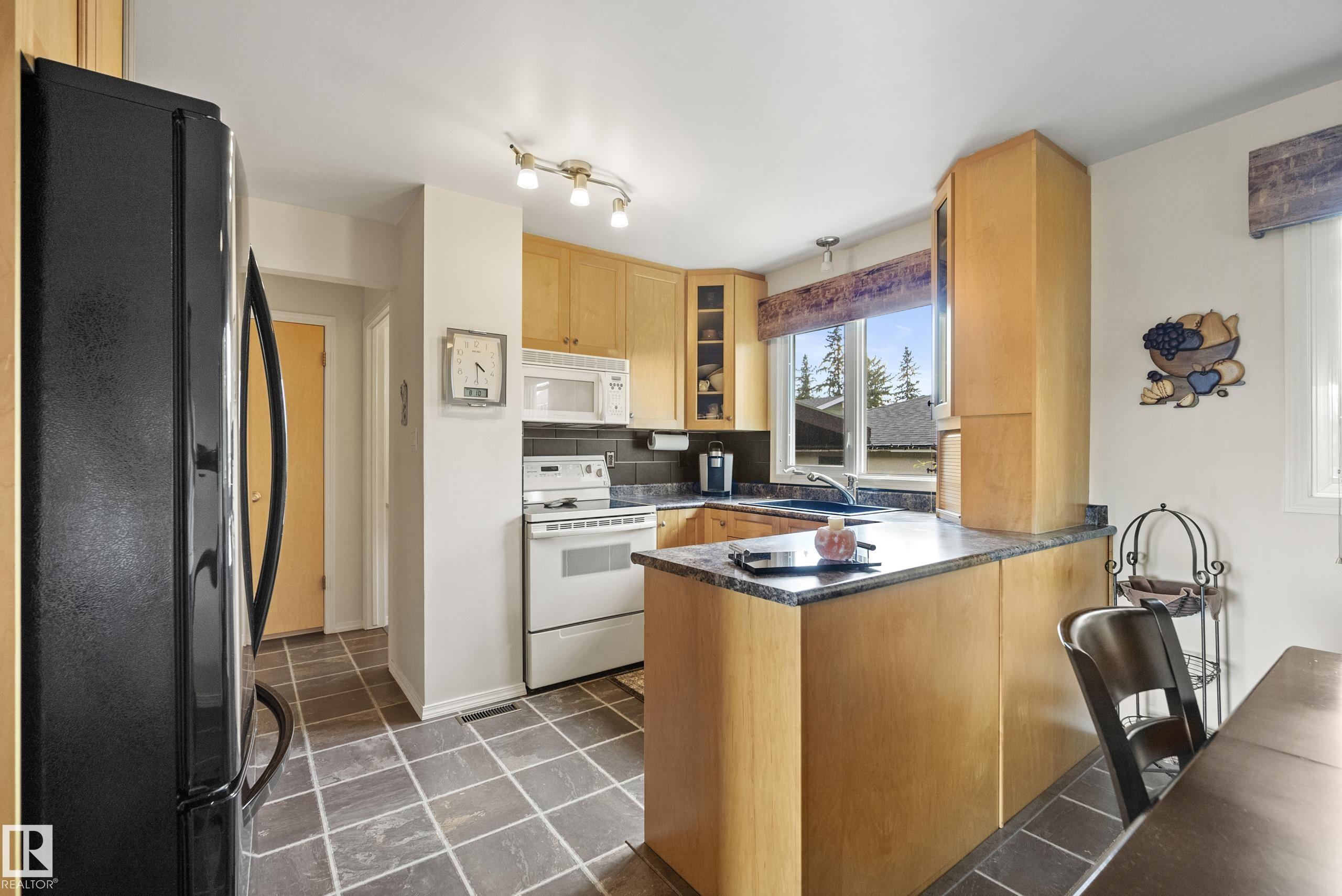 Photo 13 at 3208 70 Street NW, Kameyosek, Edmonton