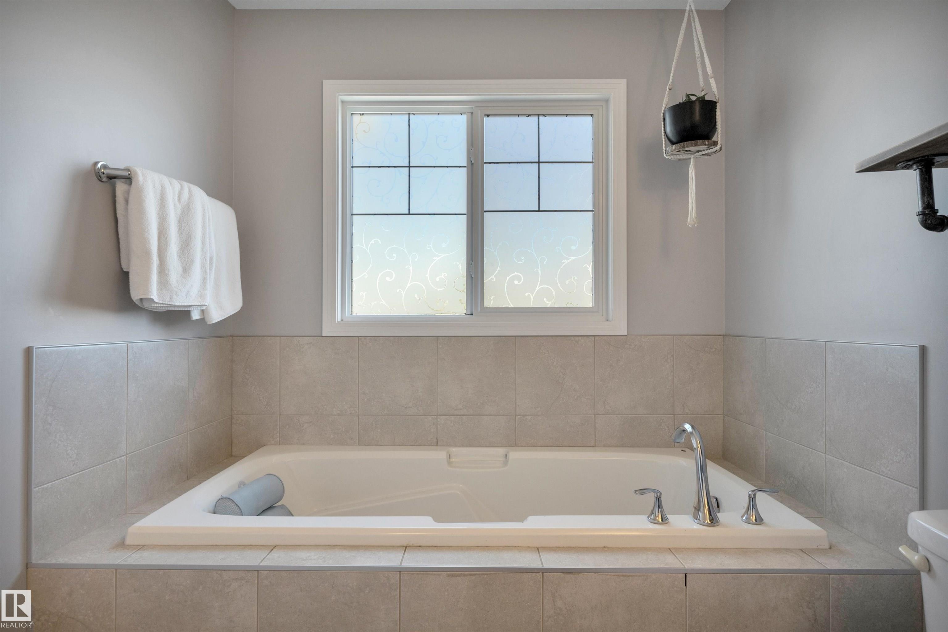 Photo 28 at 86 Sandalwood Place, Suntree, Leduc
