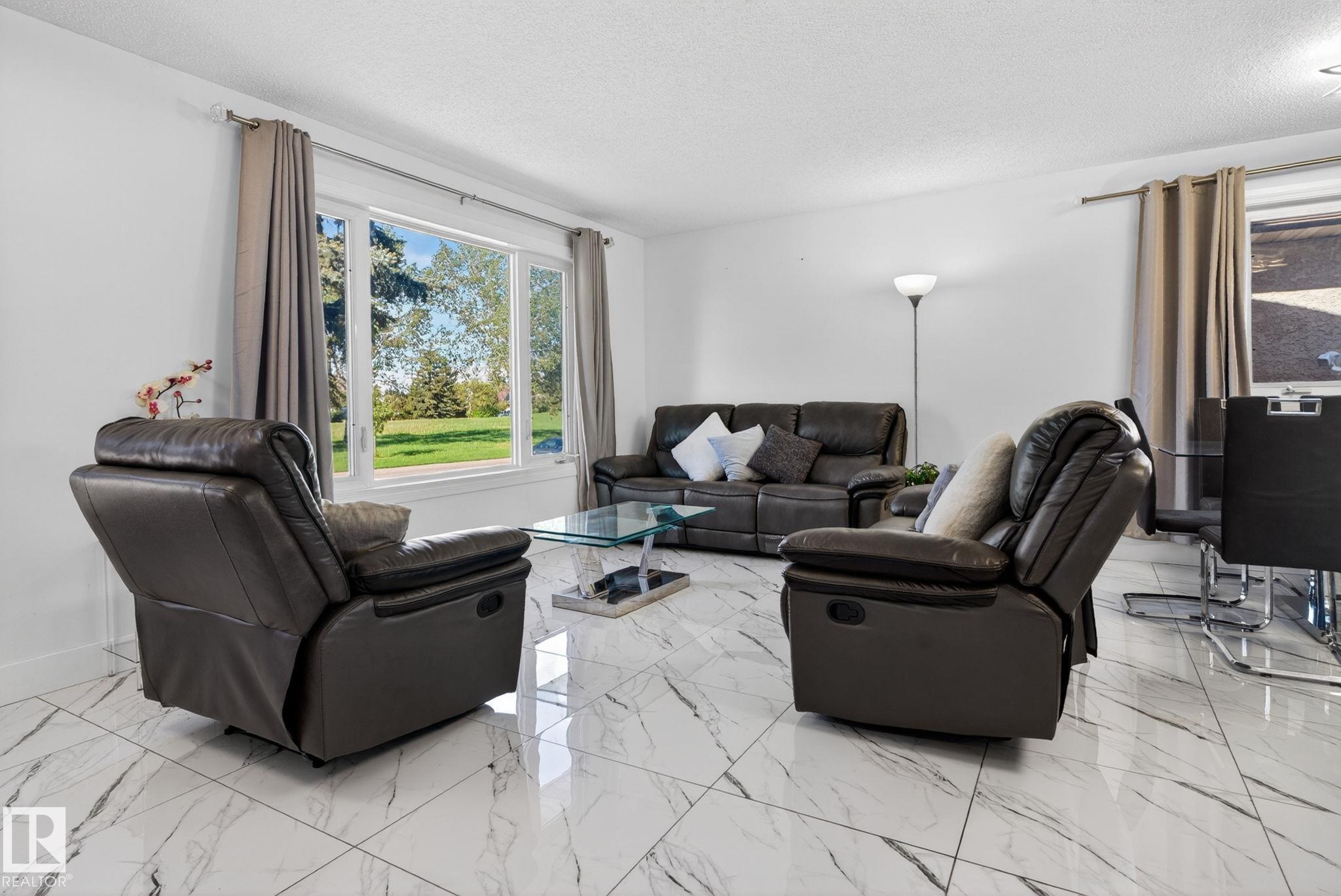 Photo 11 at 8835 152b Avenue NW, Evansdale, Edmonton