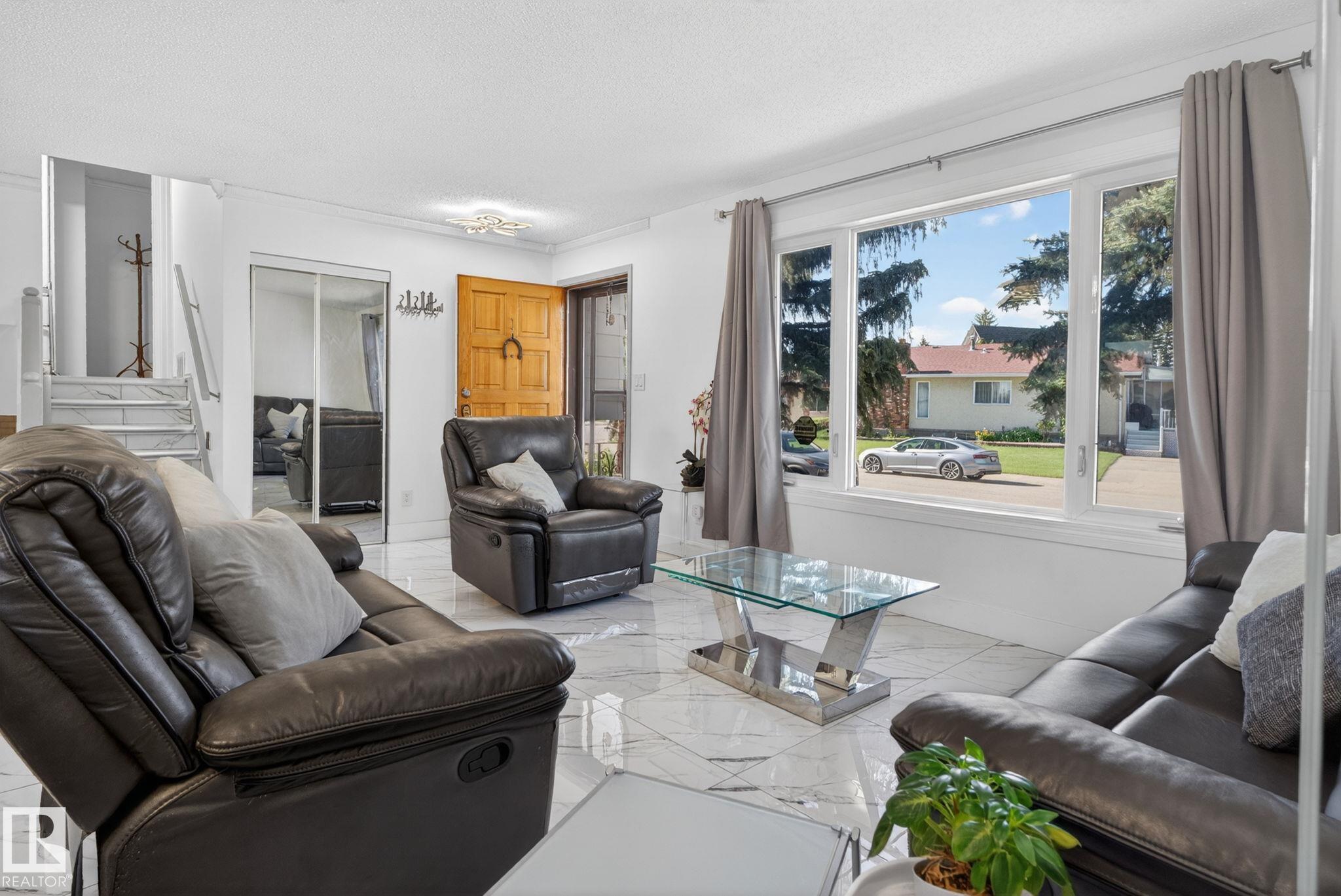 Photo 12 at 8835 152b Avenue NW, Evansdale, Edmonton
