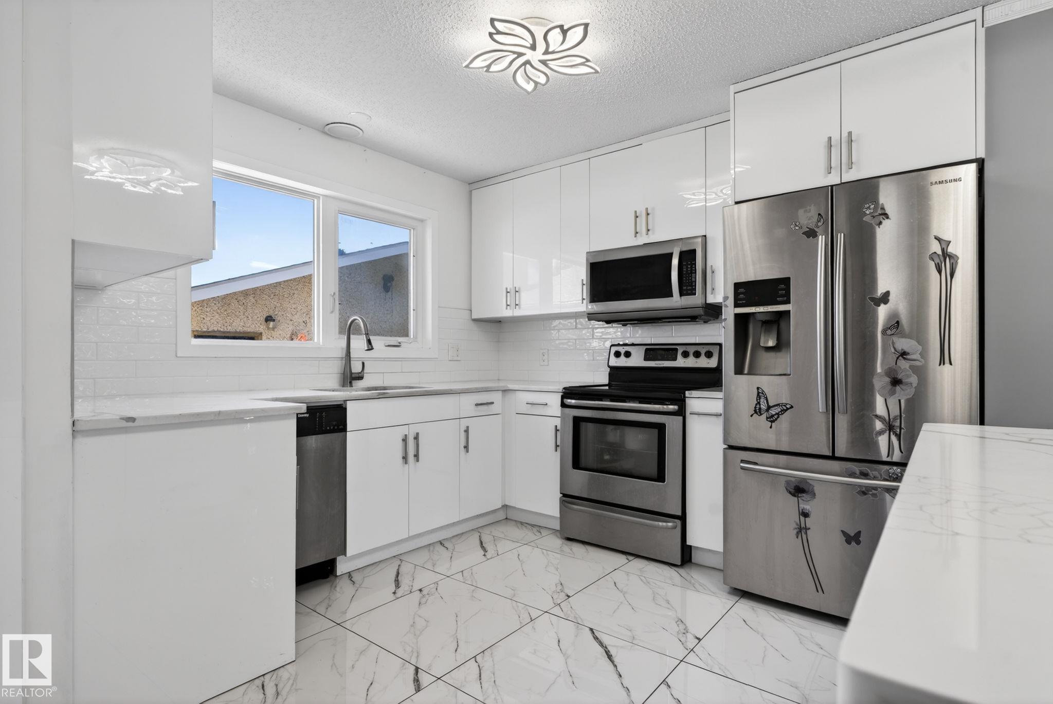 Photo 18 at 8835 152b Avenue NW, Evansdale, Edmonton
