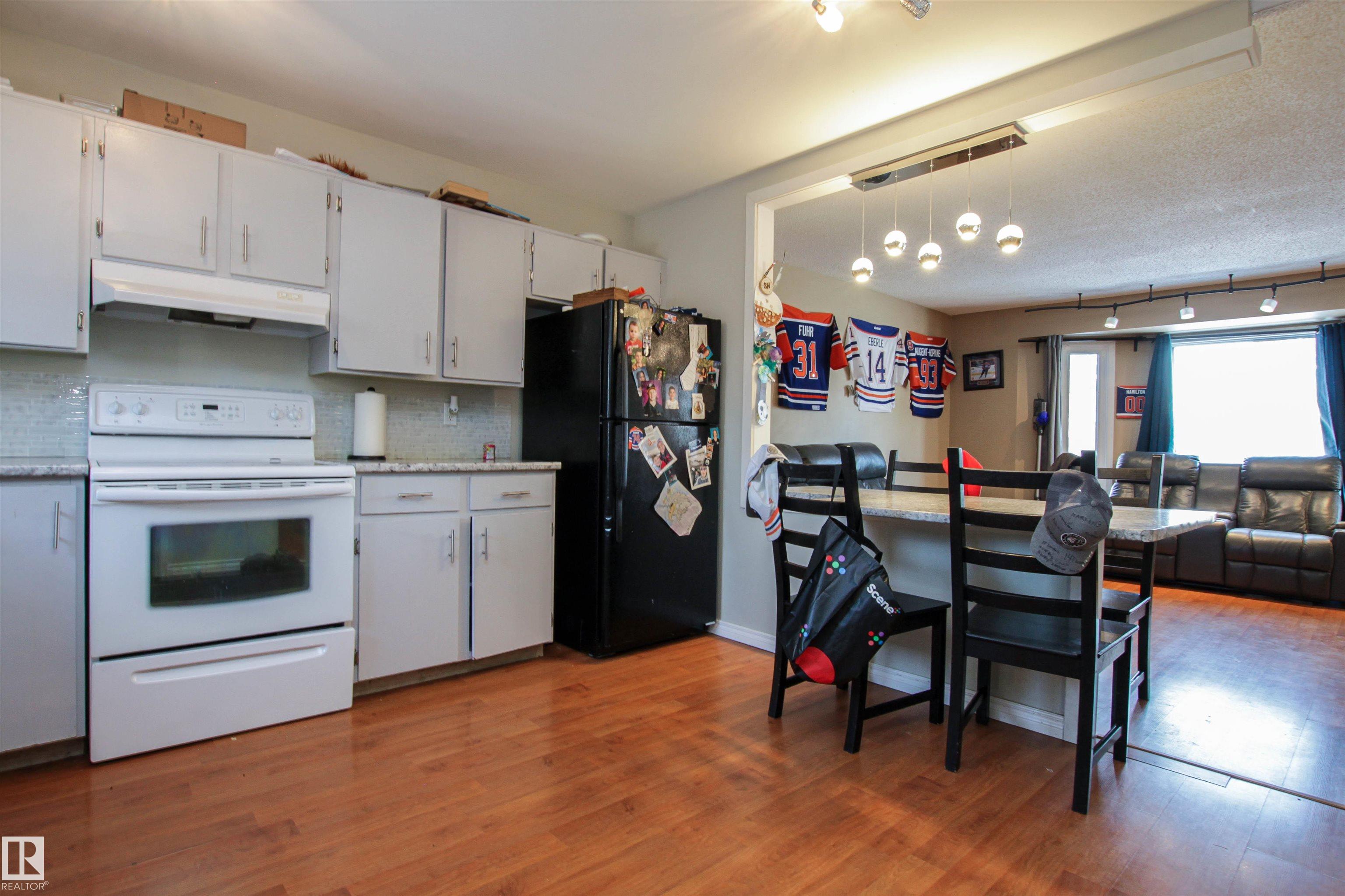 Photo 7 at 2415 49a Street NW, Weinlos, Edmonton