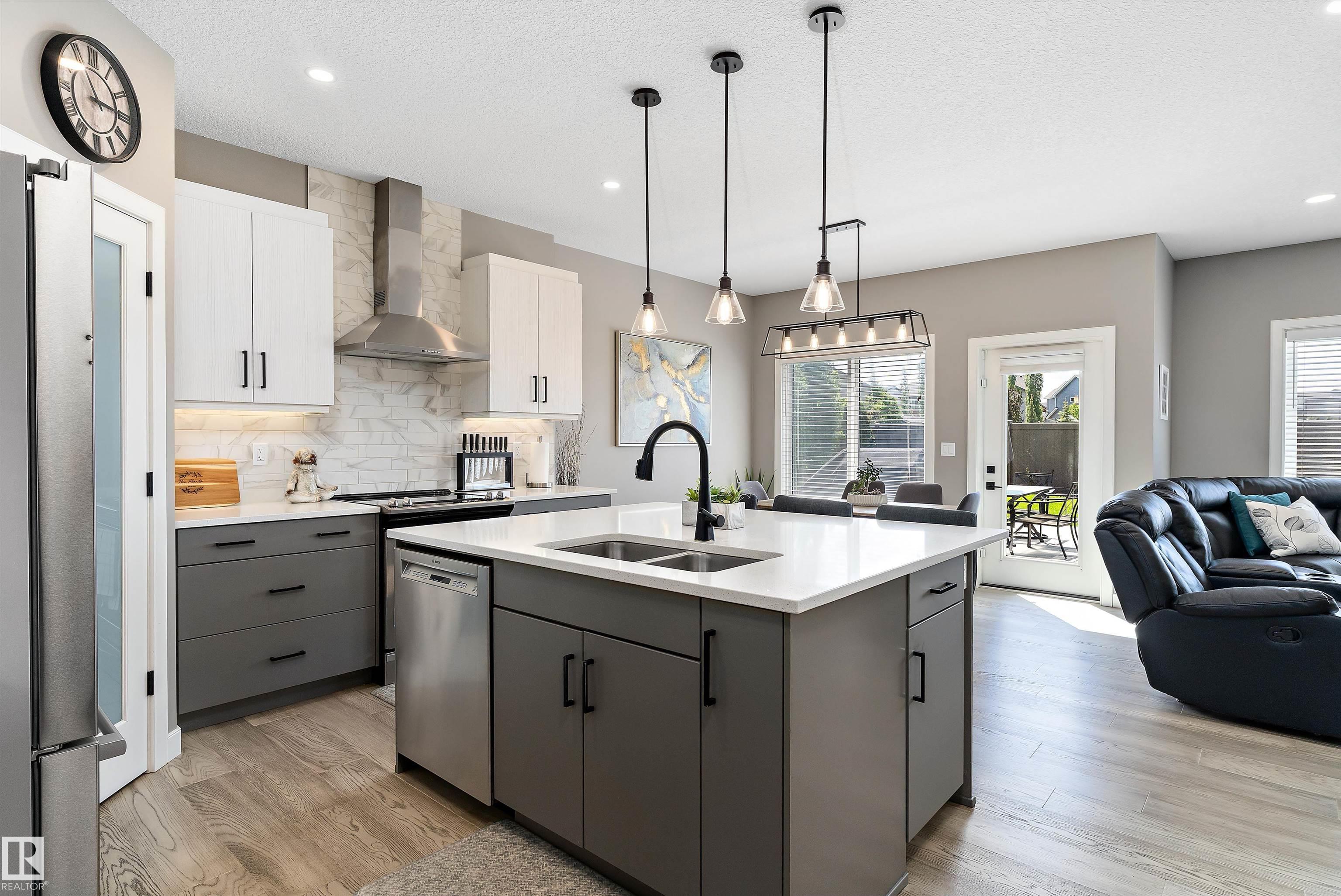 Photo 7 at 2072 Graydon Hill Crescent SW, Graydon Hill, Edmonton