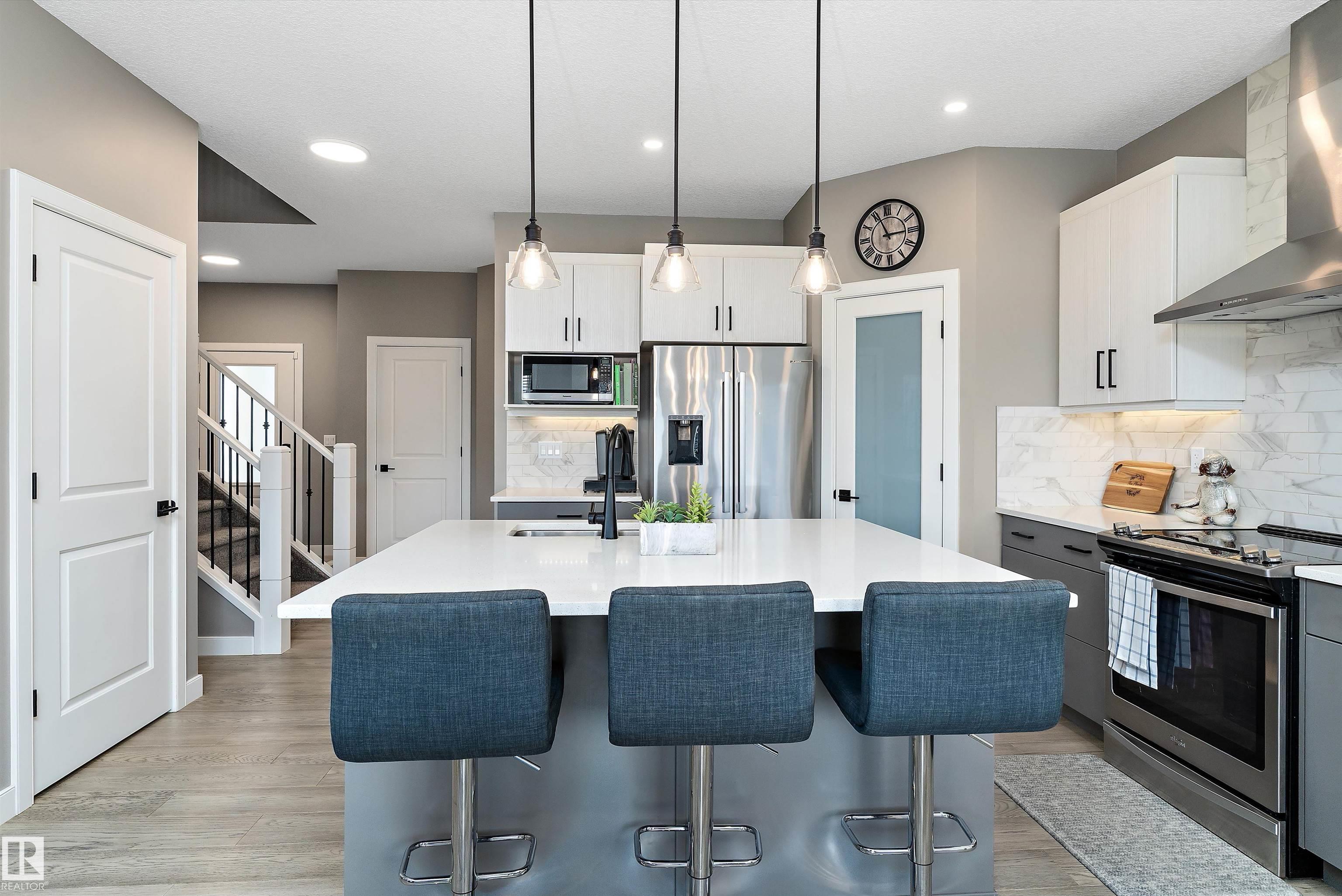 Photo 9 at 2072 Graydon Hill Crescent SW, Graydon Hill, Edmonton
