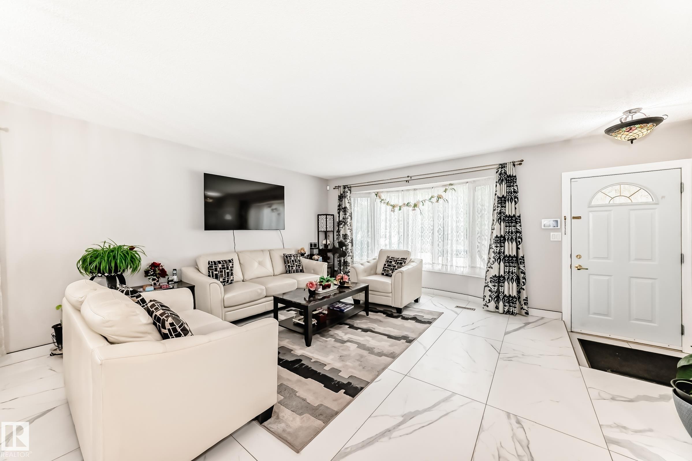 Photo 7 at 3843 47 Street NW, Minchau, Edmonton