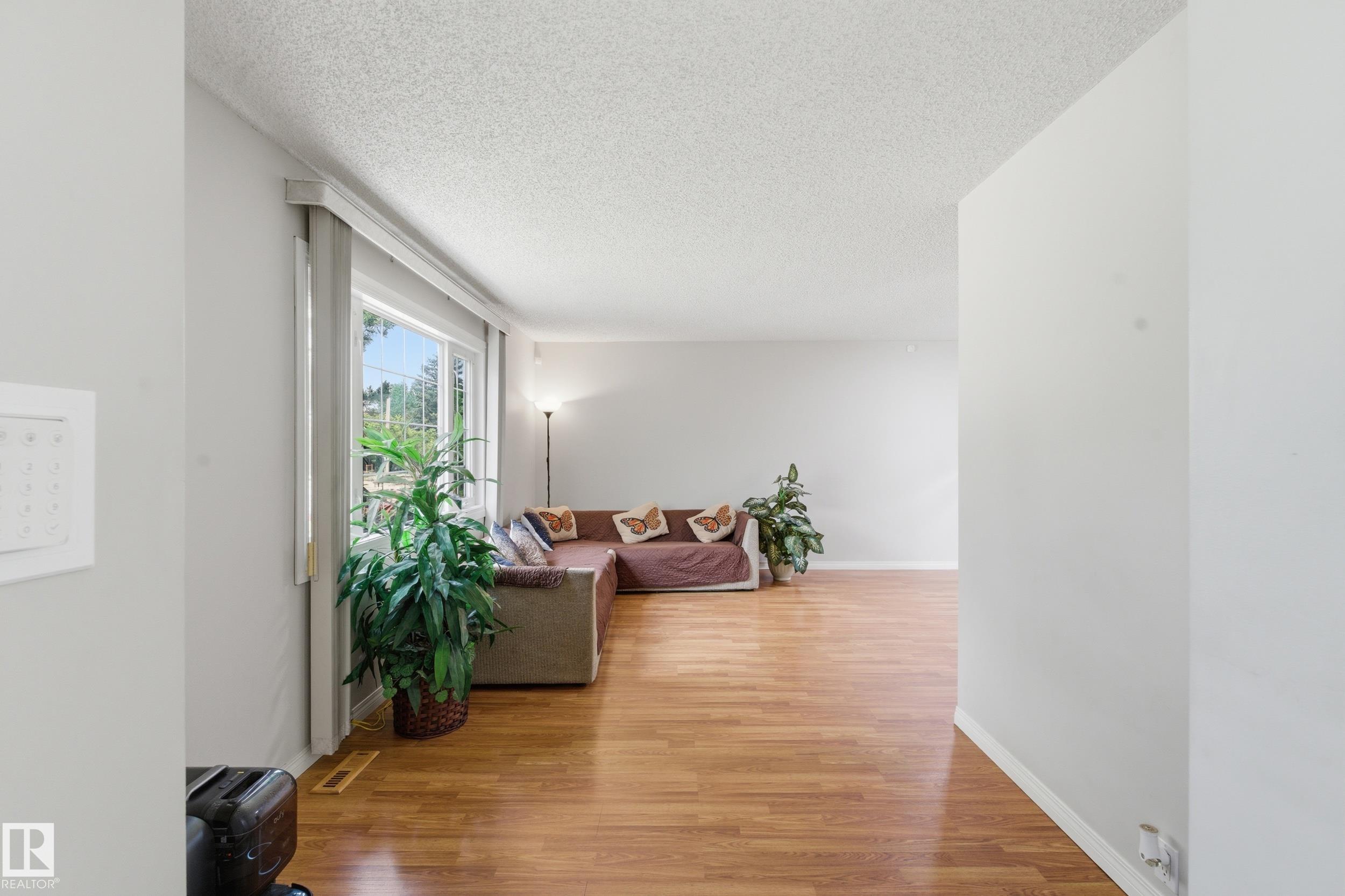 Photo 11 at 2103 53 Street NW, Meyokumin, Edmonton