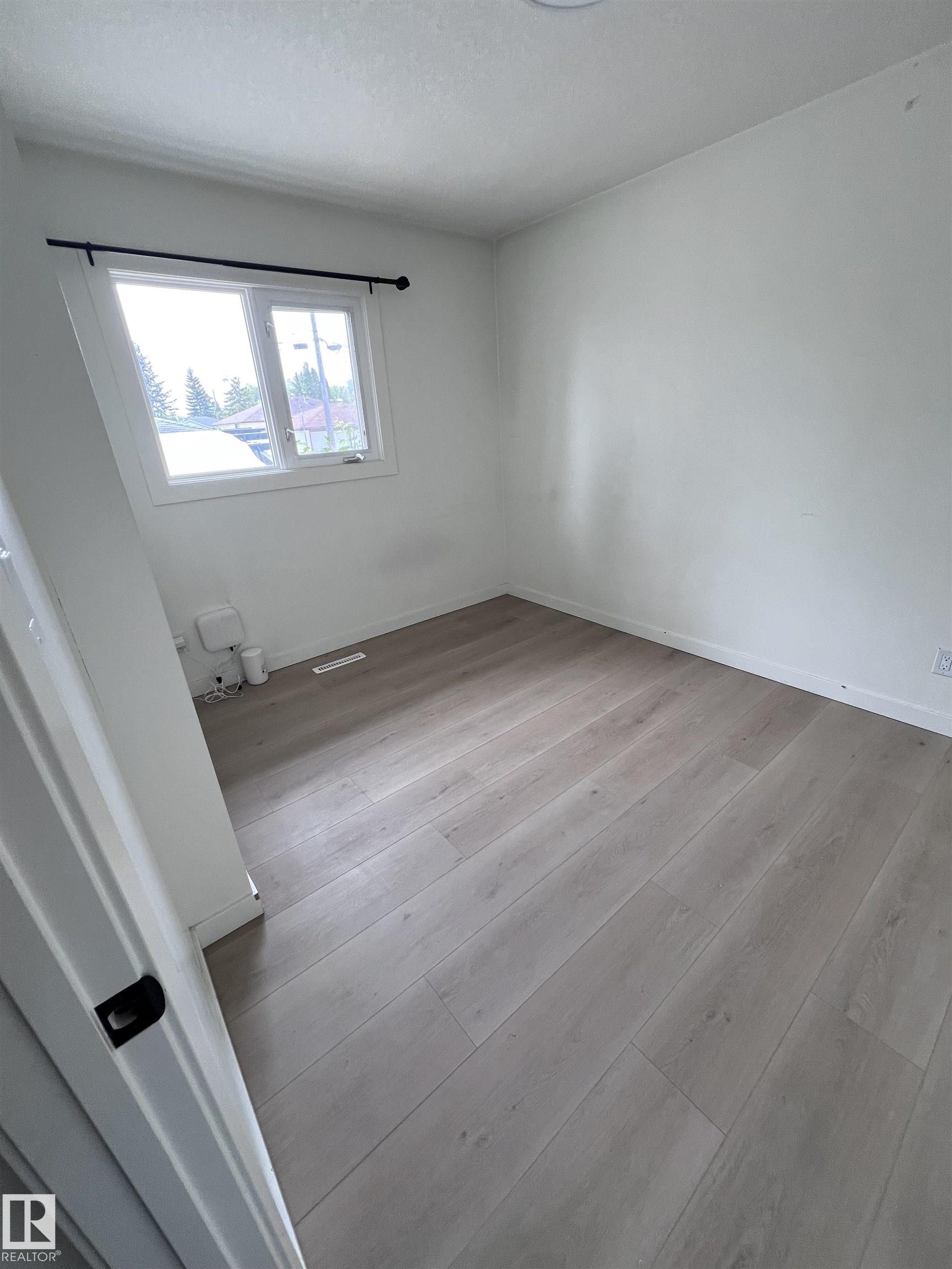 Photo 14 at 11911 133 Avenue NW, Kensington, Edmonton
