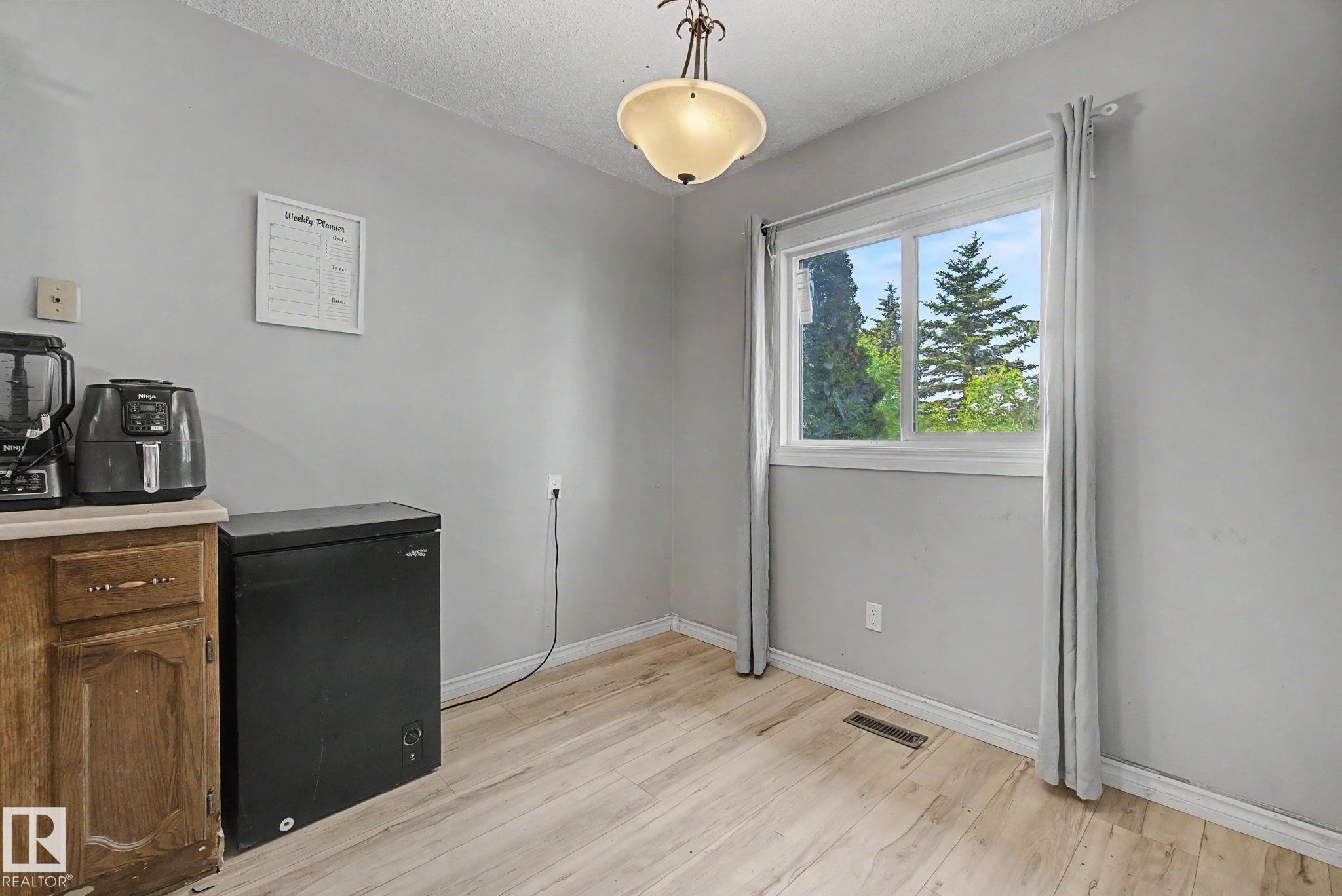 Photo 14 at 45 - 2020 105 Street NW, Keheewin, Edmonton