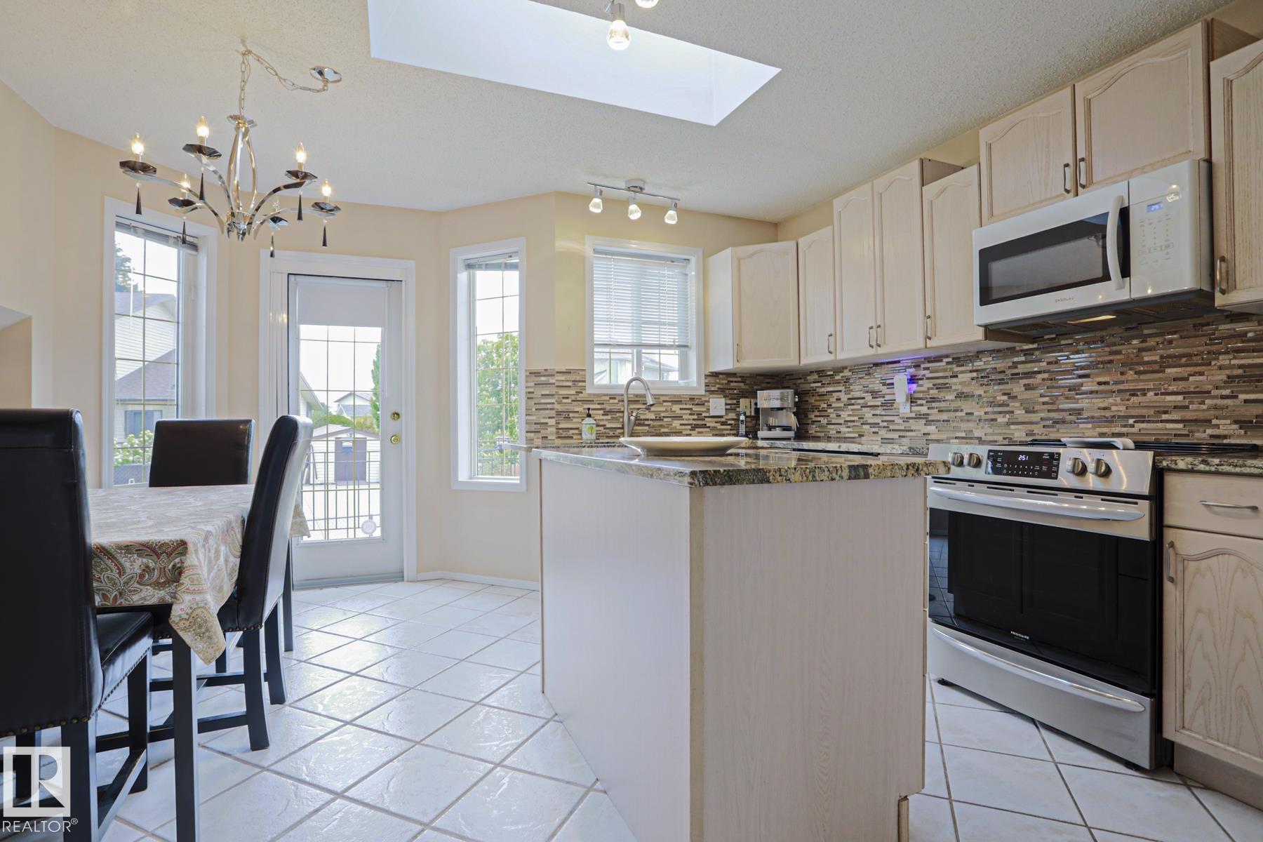 Photo 10 at 7716 154 Avenue NW, Mayliewan, Edmonton