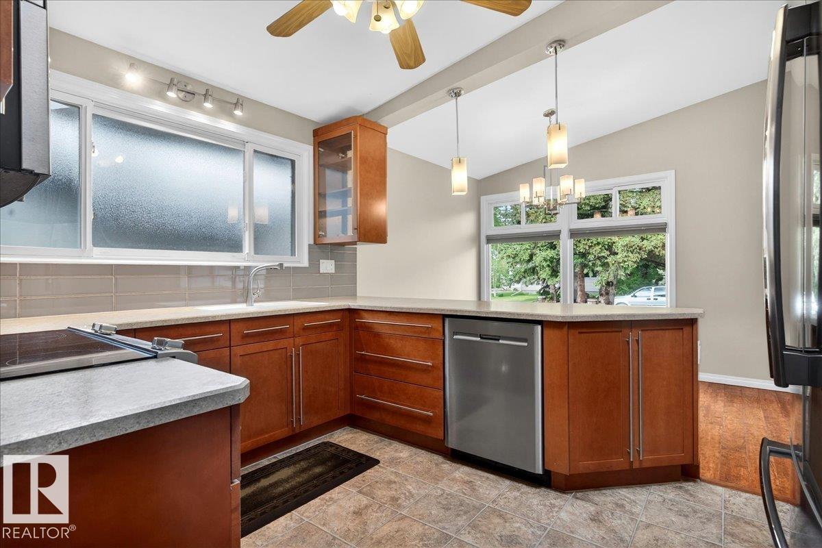 Photo 10 at 15302 76 Avenue NW, Rio Terrace, Edmonton