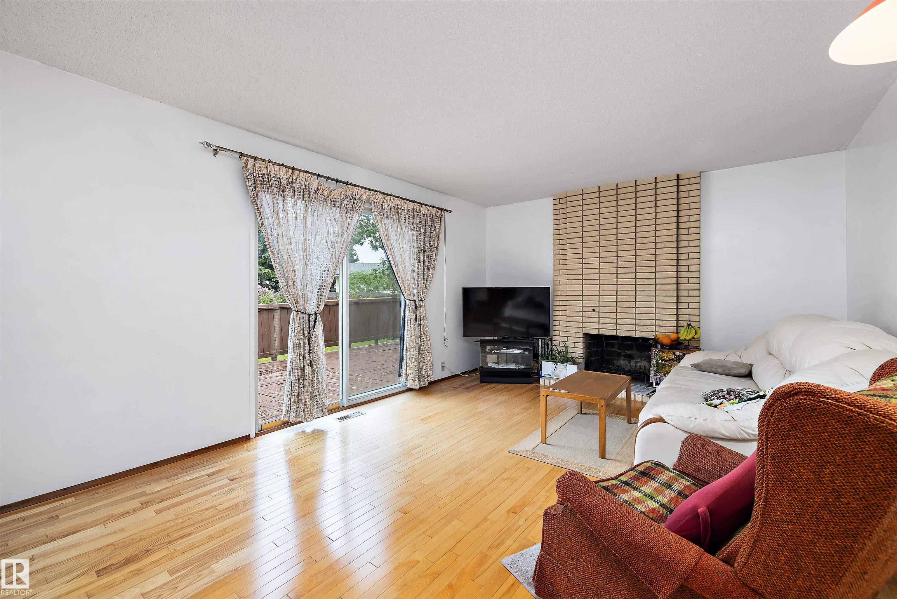 Photo 11 at 6816 40 Avenue NW, Michaels Park, Edmonton