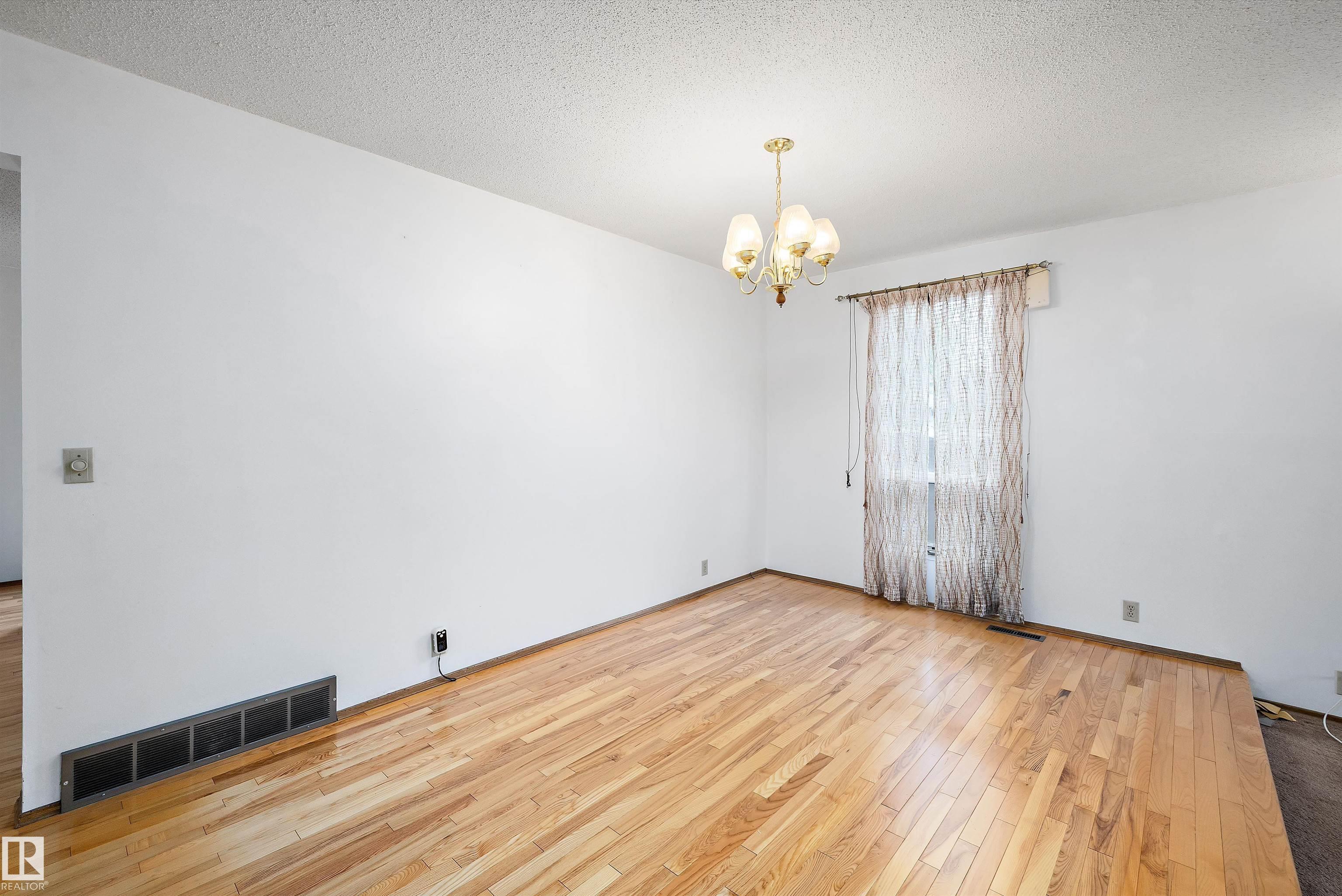 Photo 7 at 6816 40 Avenue NW, Michaels Park, Edmonton