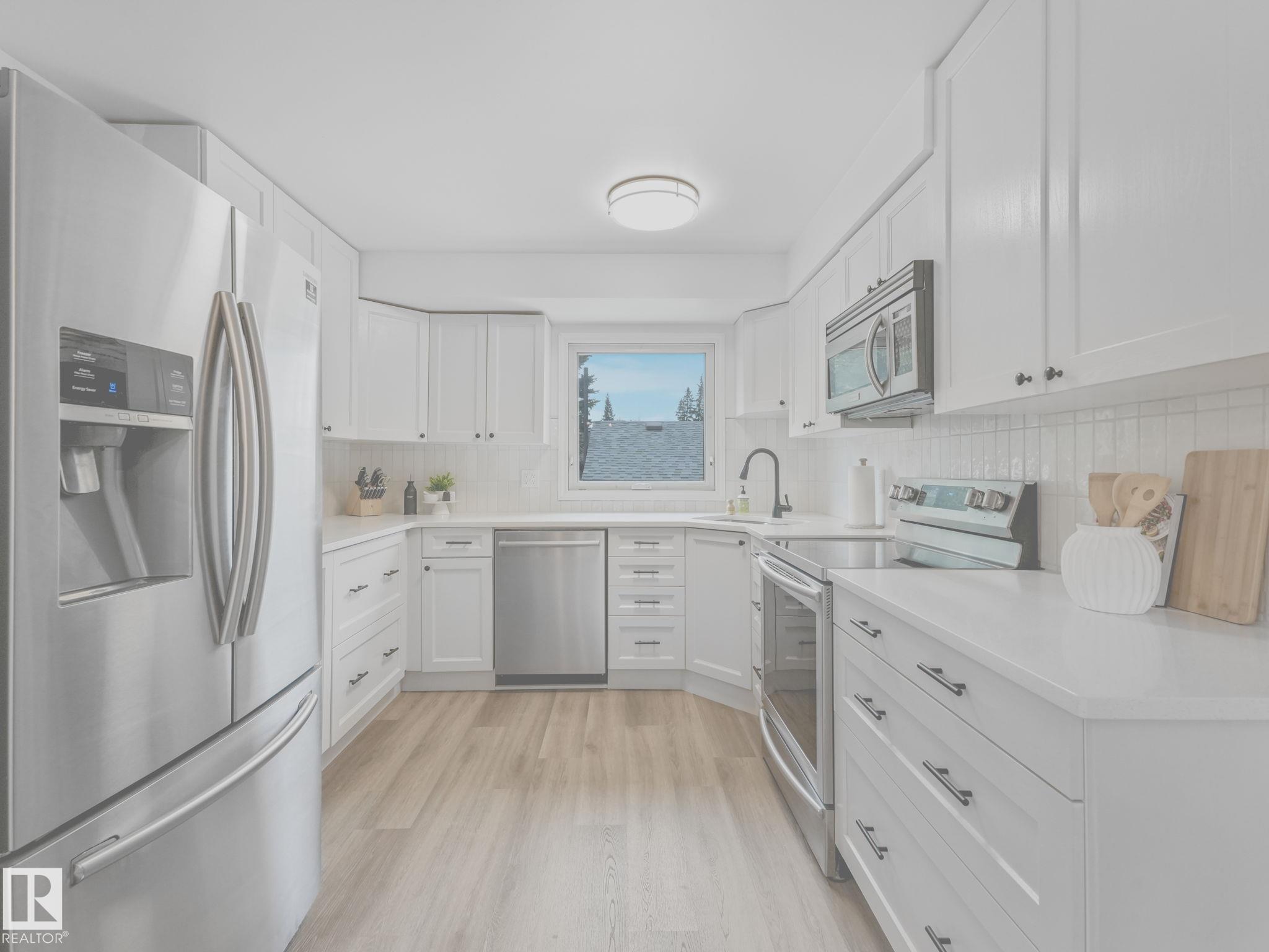 Photo 12 at 3904 35 Avenue NW, Minchau, Edmonton