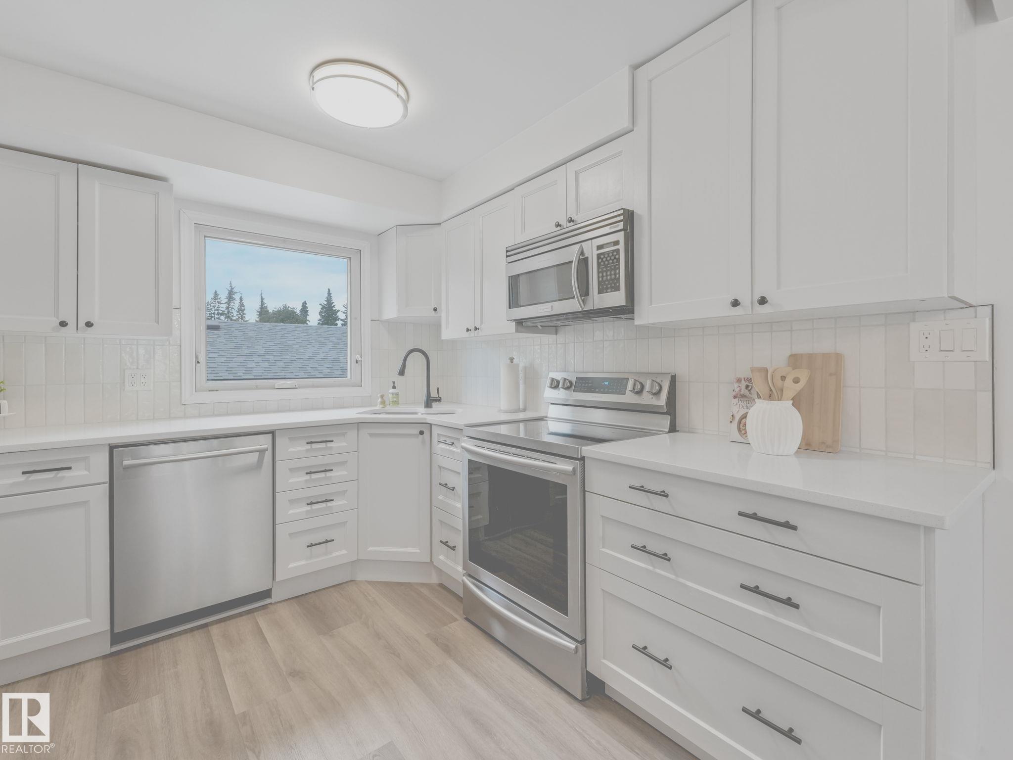 Photo 13 at 3904 35 Avenue NW, Minchau, Edmonton
