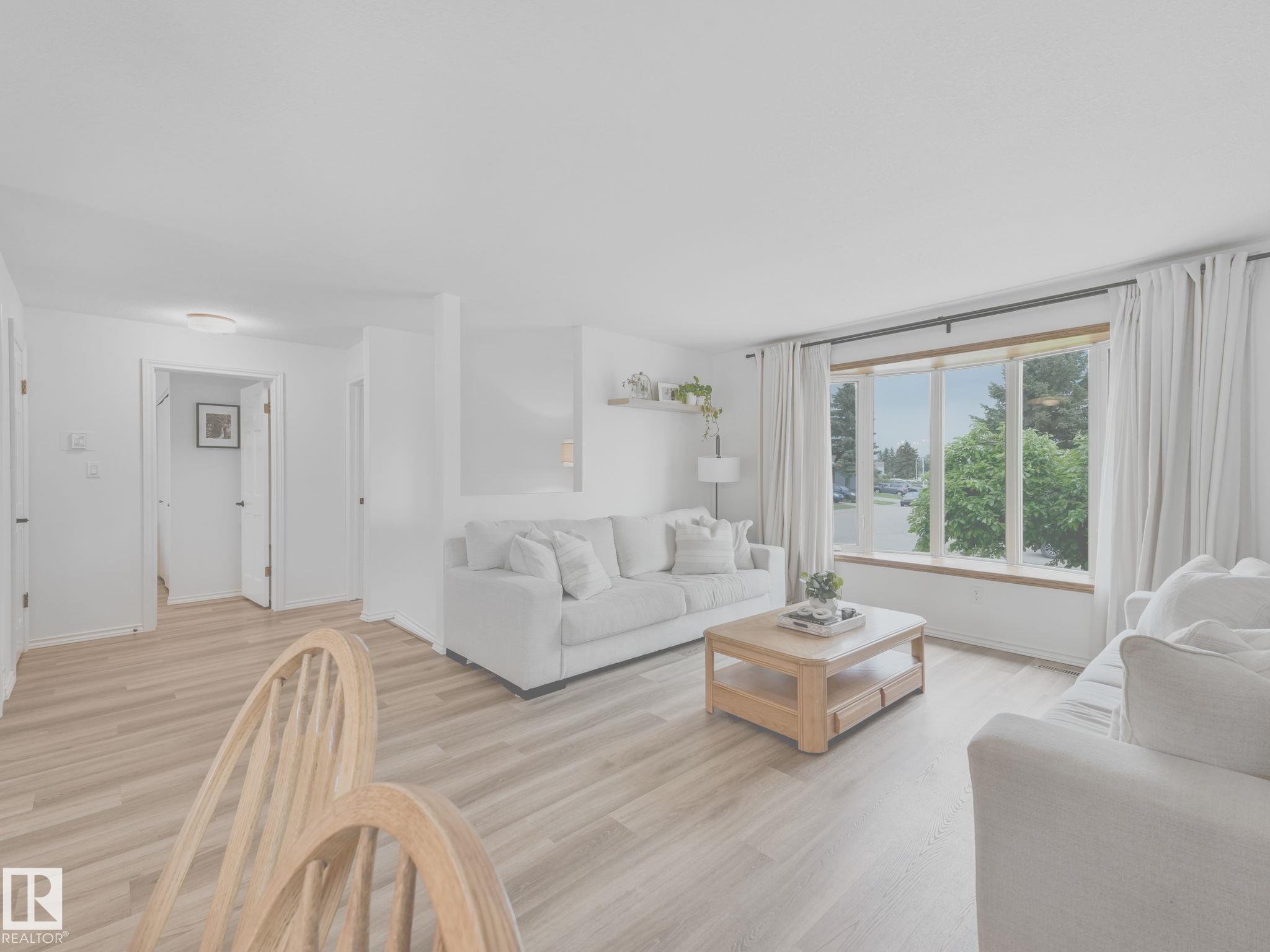 Photo 7 at 3904 35 Avenue NW, Minchau, Edmonton
