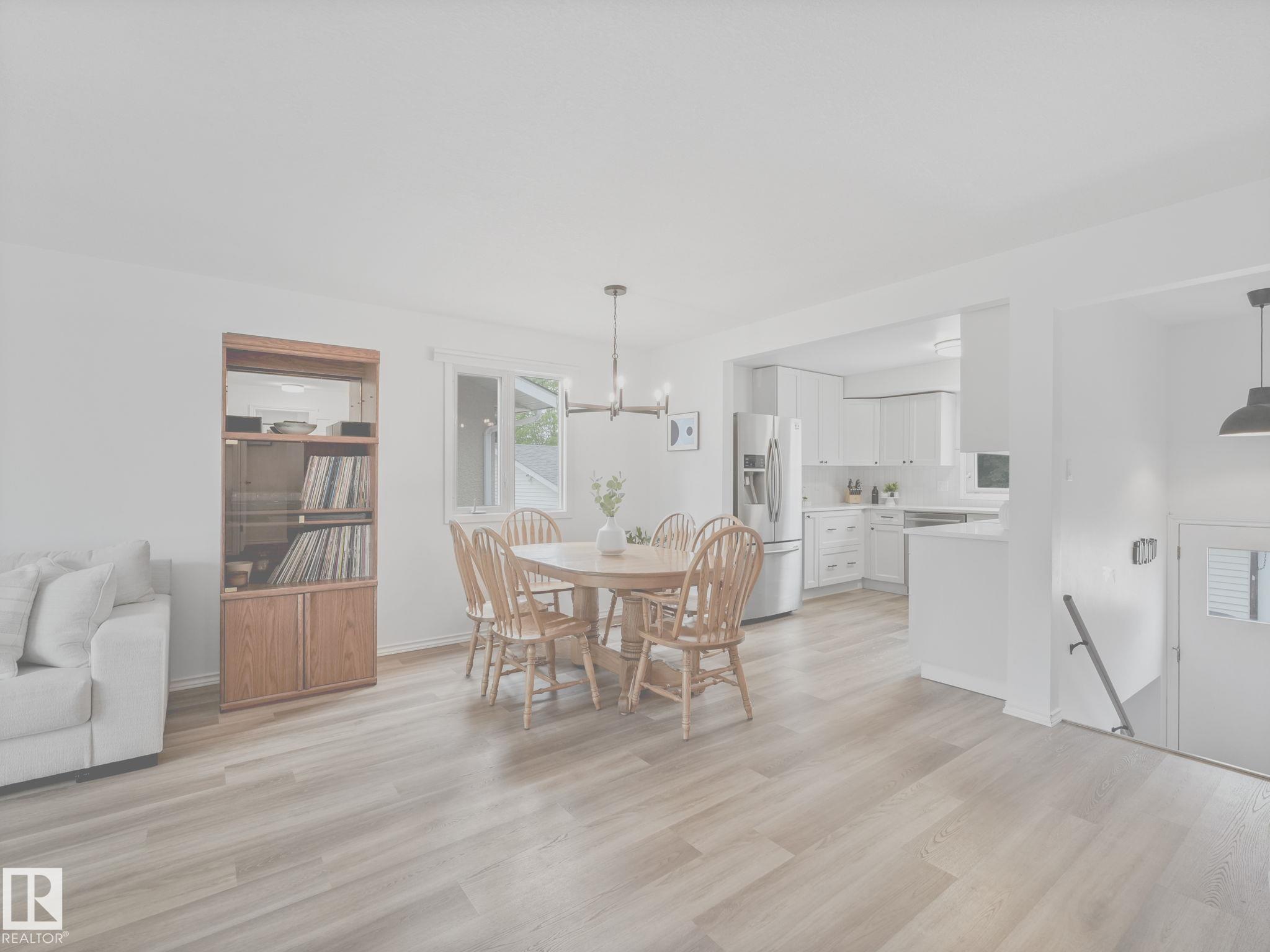 Photo 8 at 3904 35 Avenue NW, Minchau, Edmonton