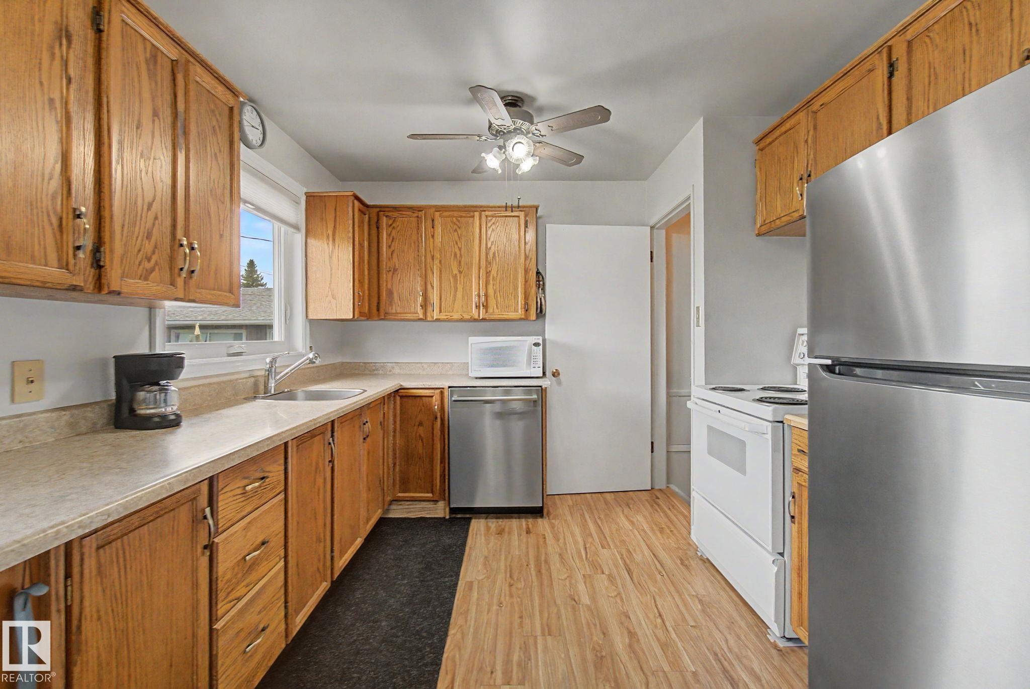 Photo 12 at 16727 80 Avenue NW, Elmwood, Edmonton