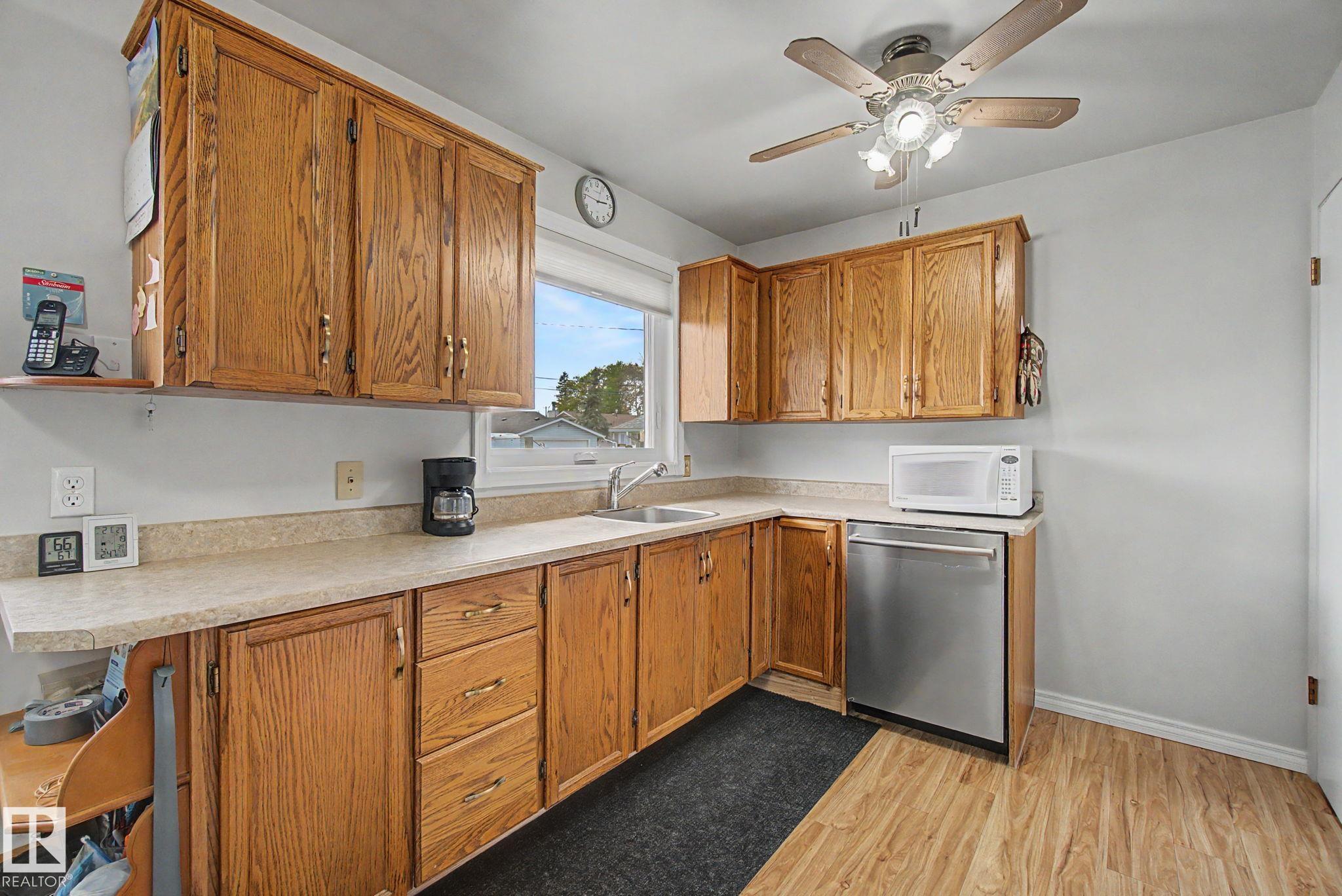 Photo 13 at 16727 80 Avenue NW, Elmwood, Edmonton
