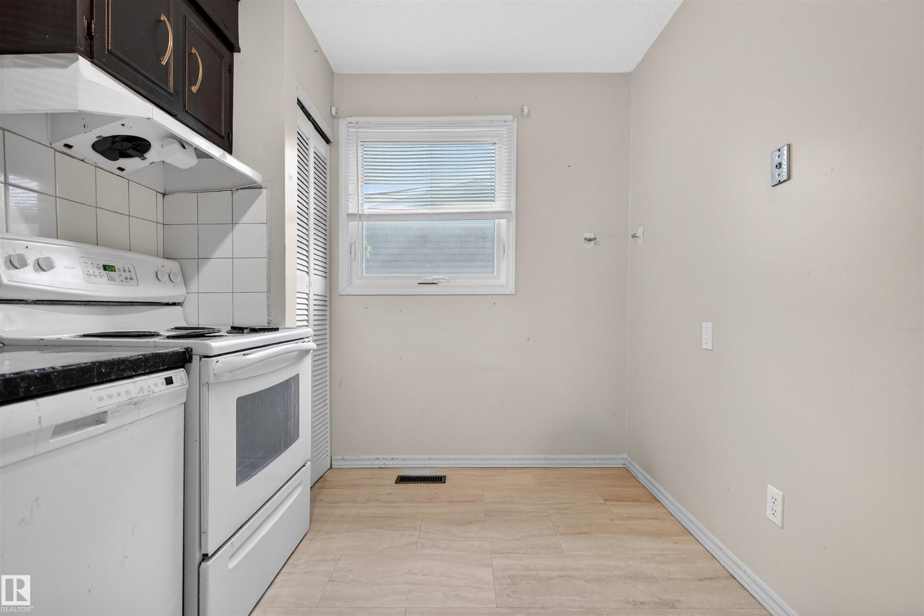 Photo 11 at 1 - 4275 76 Street NW, Michaels Park, Edmonton