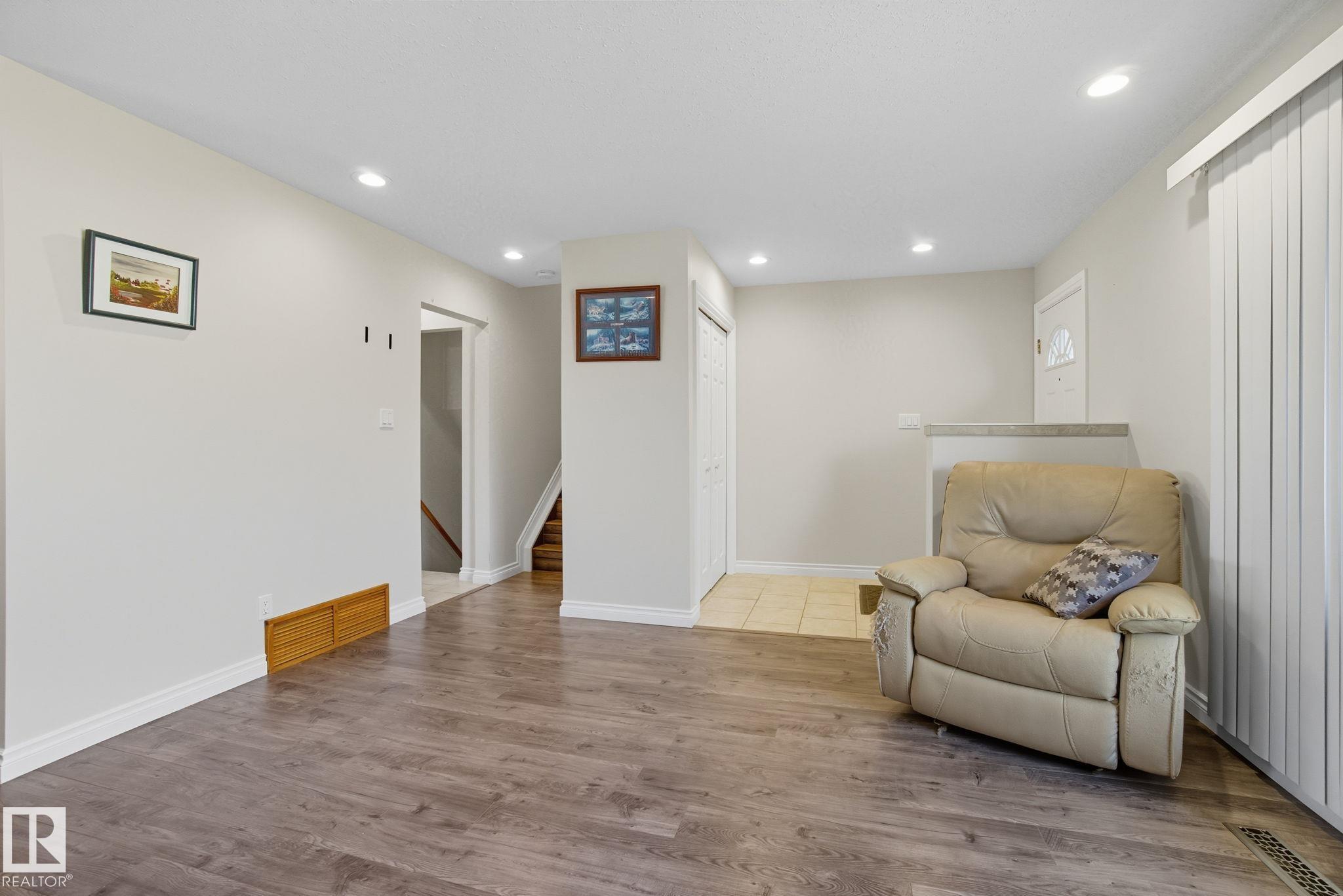 Photo 11 at 14239 53 Street NW, York, Edmonton