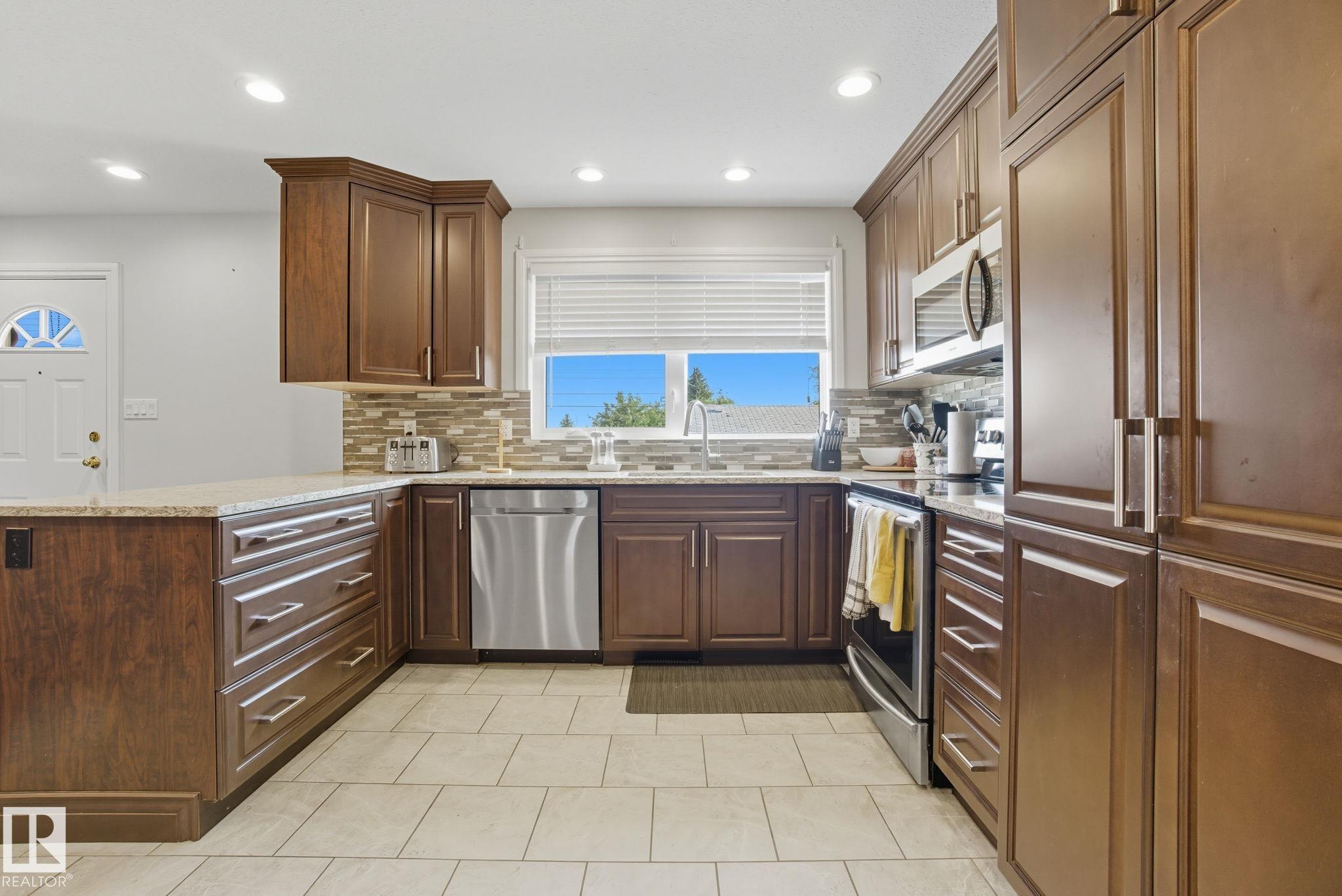 Photo 15 at 14239 53 Street NW, York, Edmonton