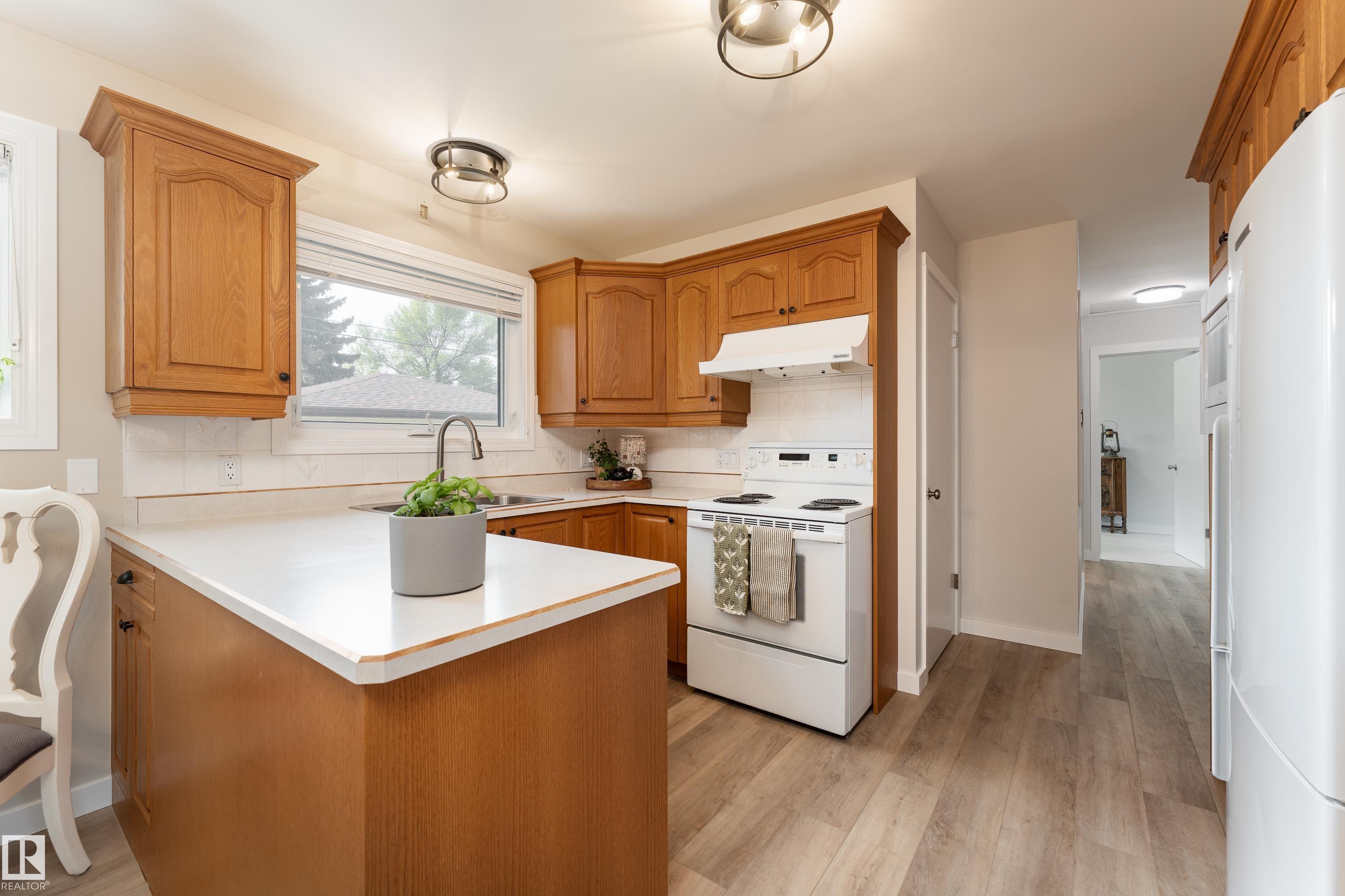 Photo 11 at 7223 95 Avenue NW, Ottewell, Edmonton
