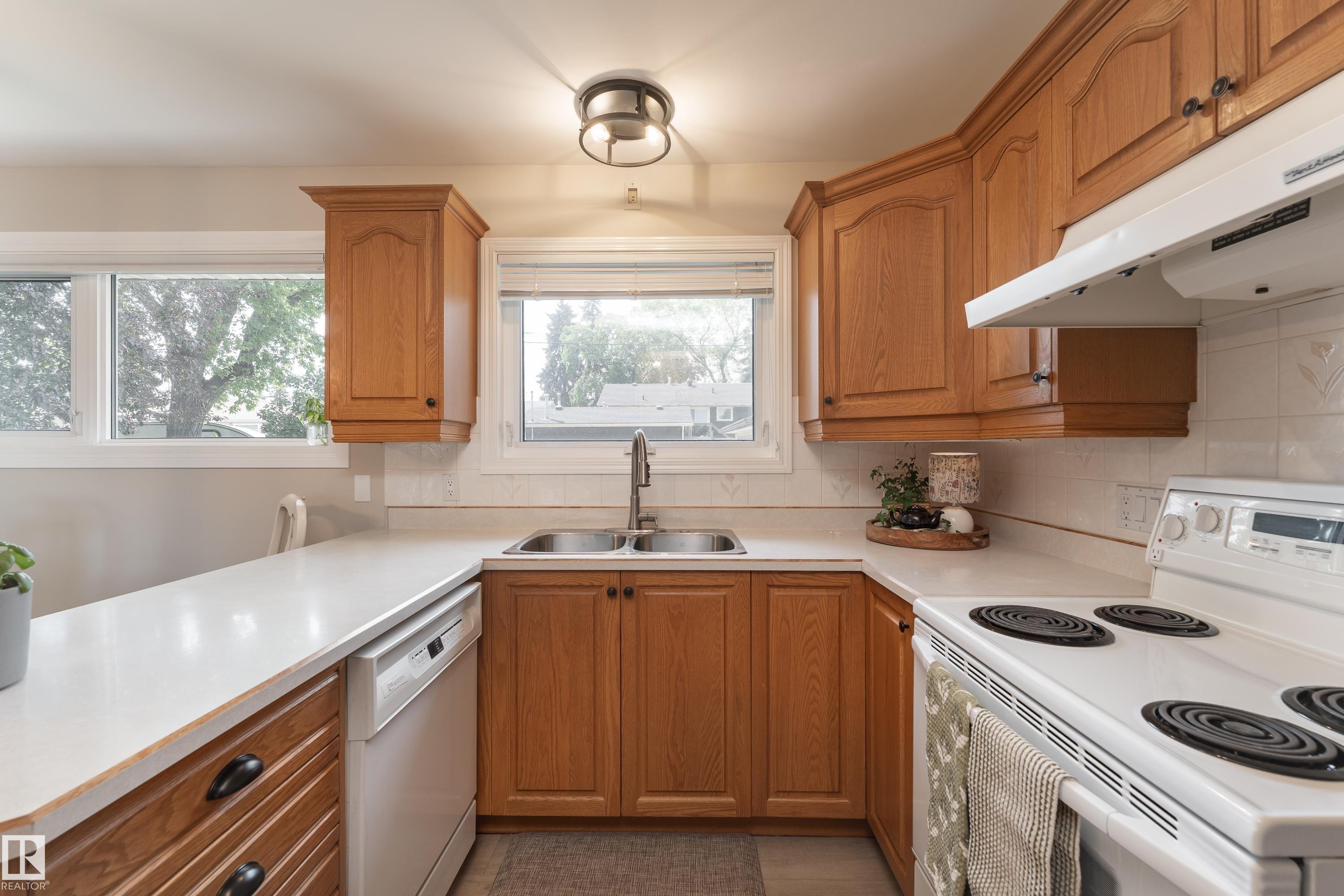 Photo 12 at 7223 95 Avenue NW, Ottewell, Edmonton