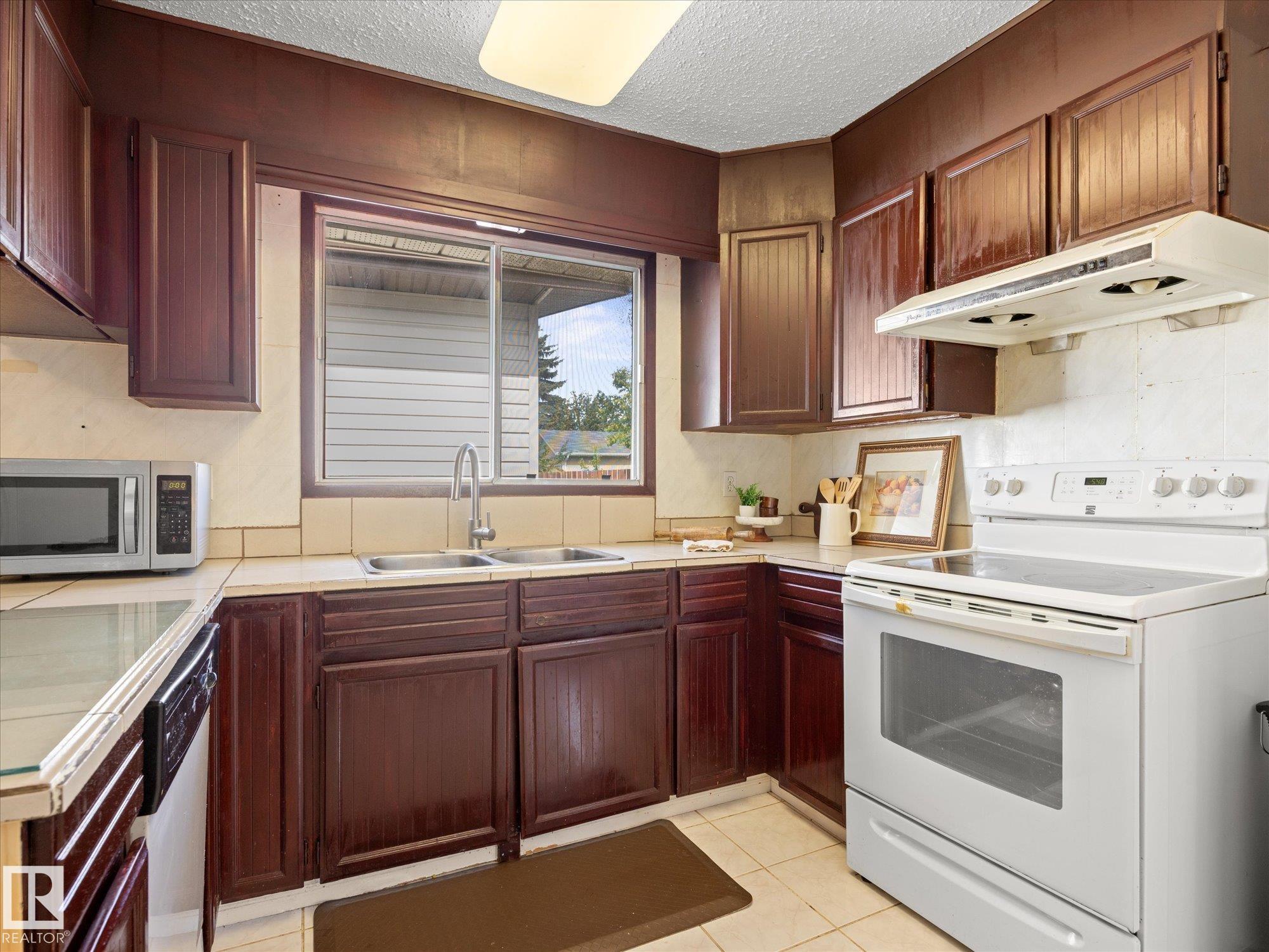 Photo 13 at 11408 165 Avenue NW, Dunluce, Edmonton