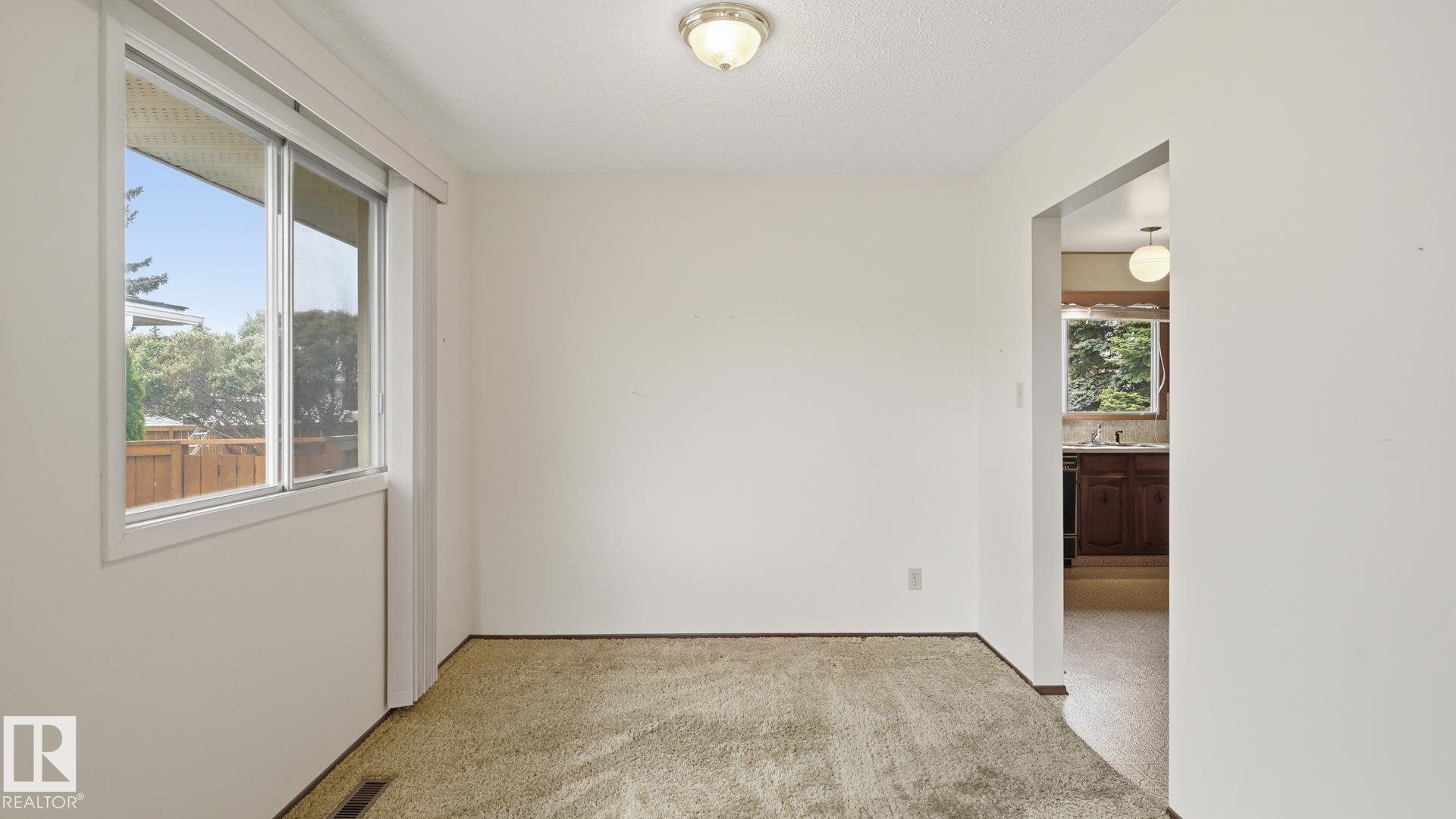 Photo 8 at 7408 40 Avenue NW, Michaels Park, Edmonton