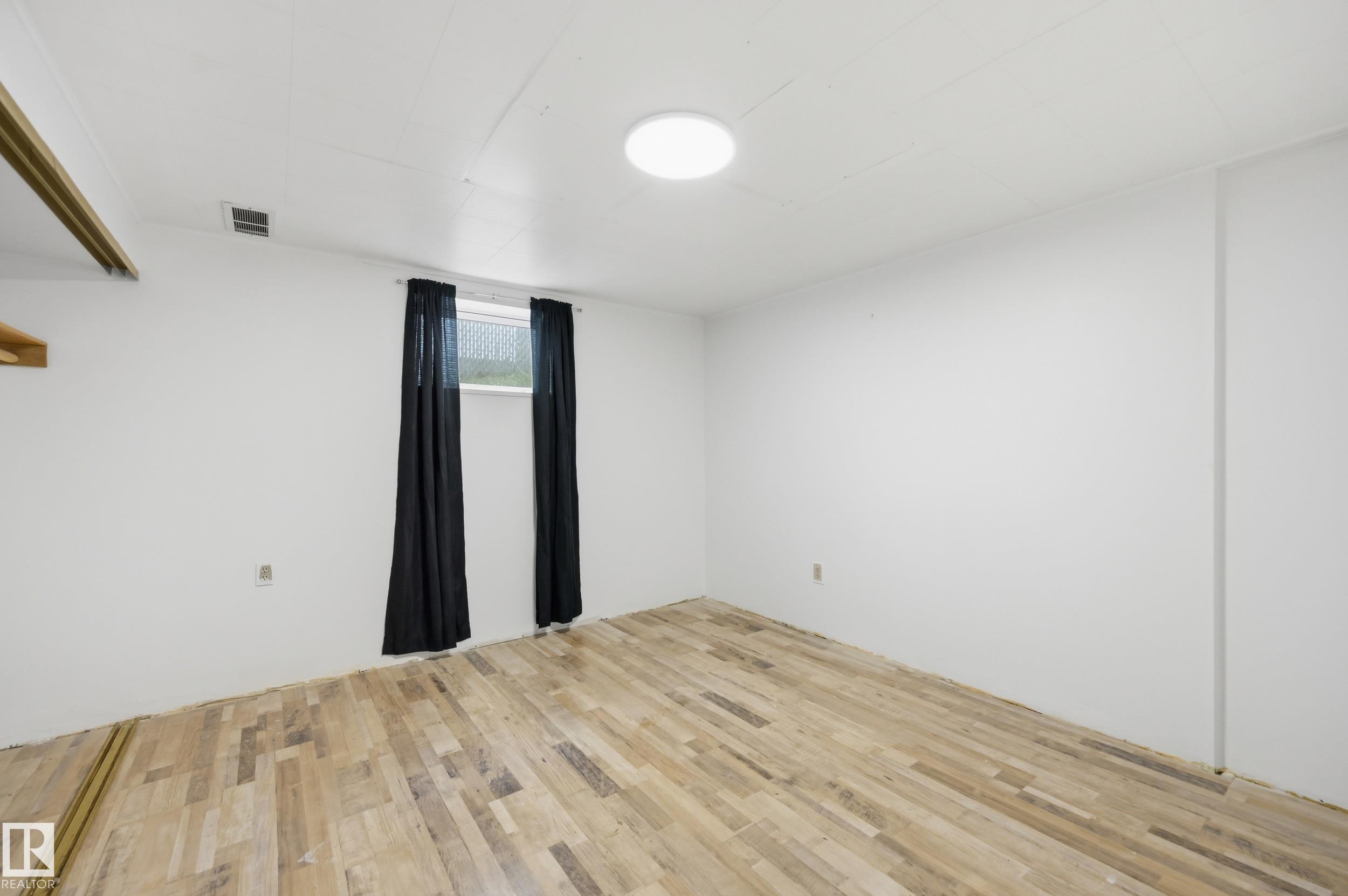 Photo 28 at 5515 143 Avenue NW, York, Edmonton