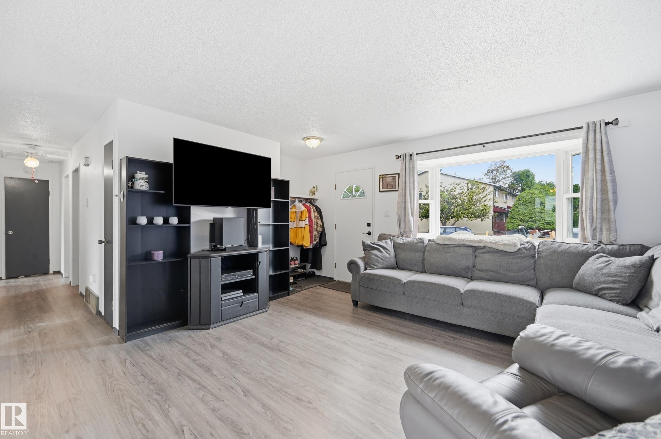 Photo 6 at 5515 143 Avenue NW, York, Edmonton