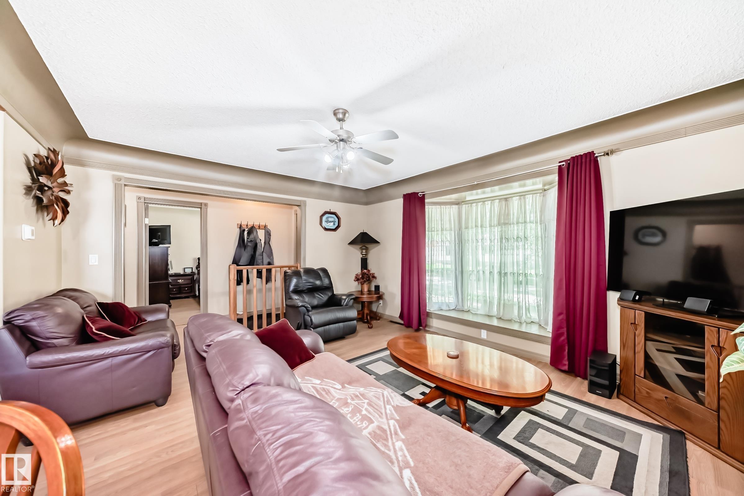 Photo 11 at 12137 44 Street NW, Beacon Heights, Edmonton