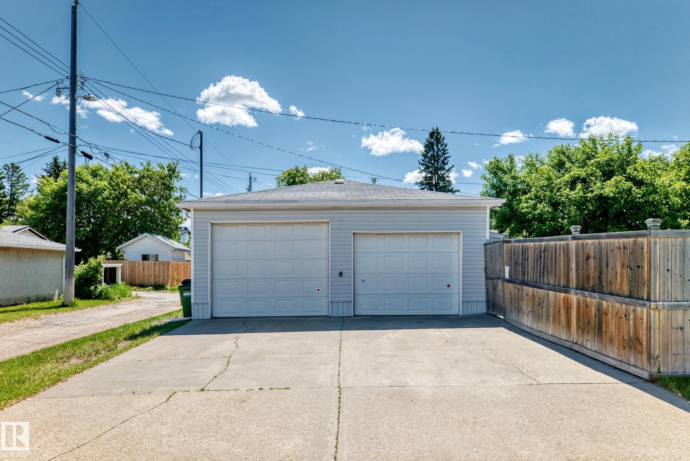 Photo 42 at 12137 44 Street NW, Beacon Heights, Edmonton