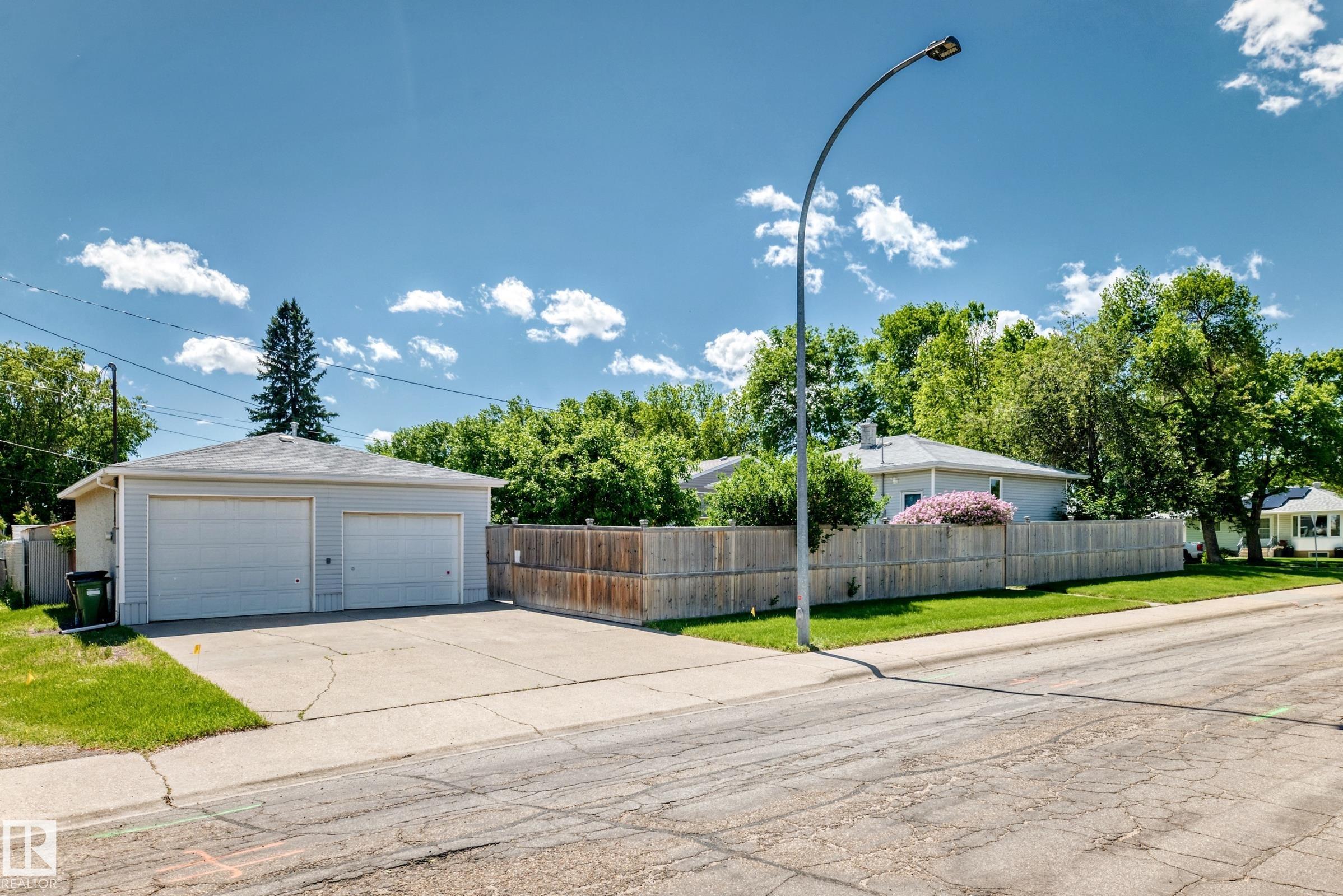 Photo 43 at 12137 44 Street NW, Beacon Heights, Edmonton