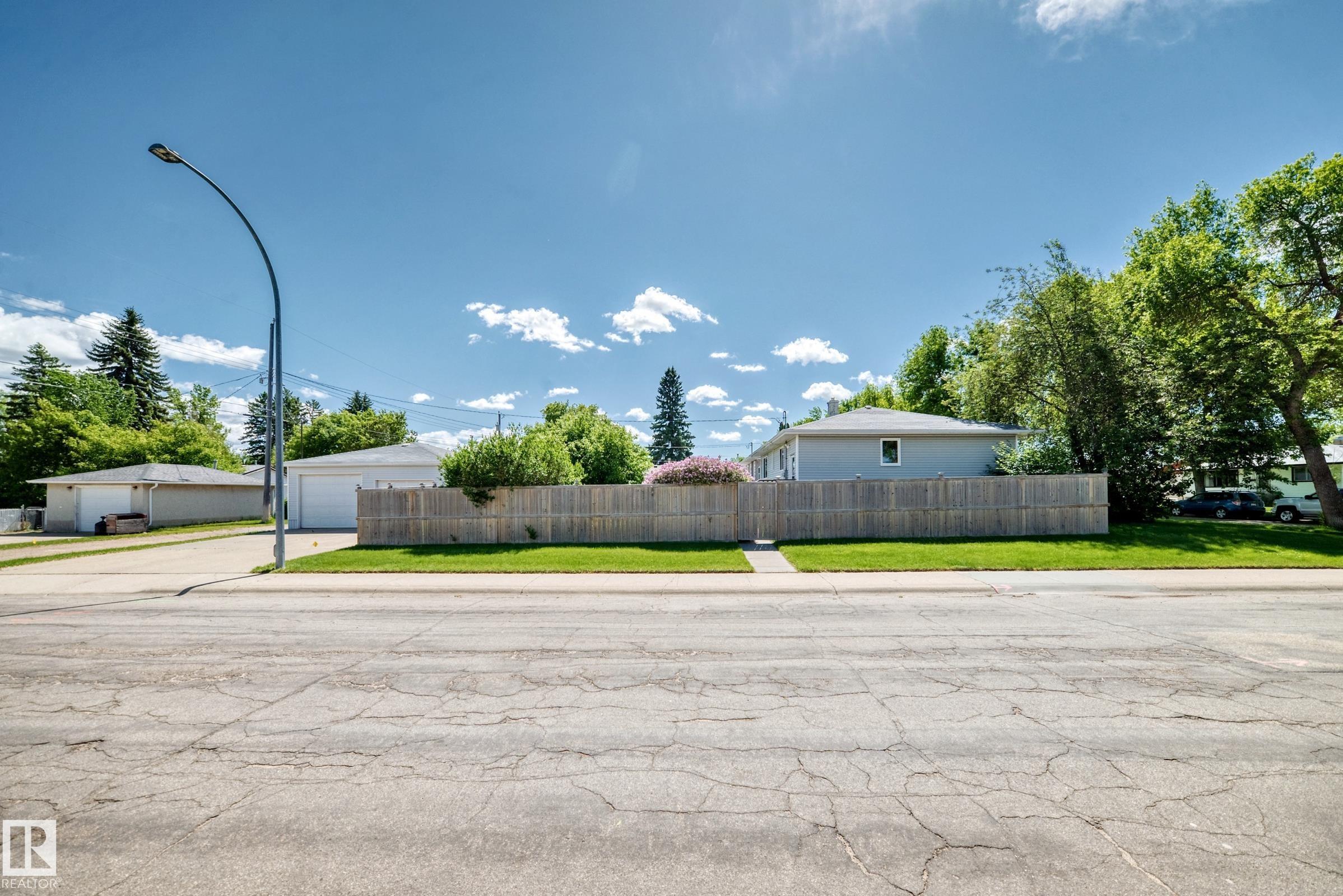 Photo 44 at 12137 44 Street NW, Beacon Heights, Edmonton