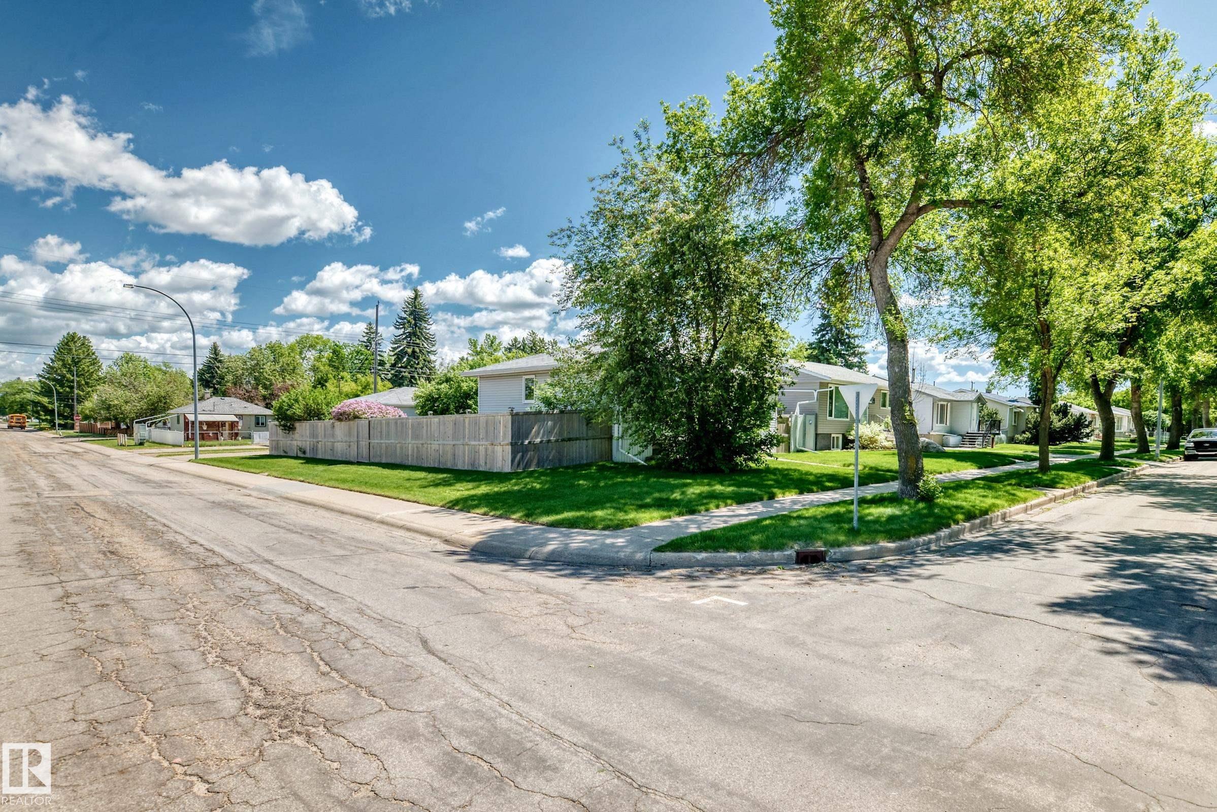 Photo 45 at 12137 44 Street NW, Beacon Heights, Edmonton