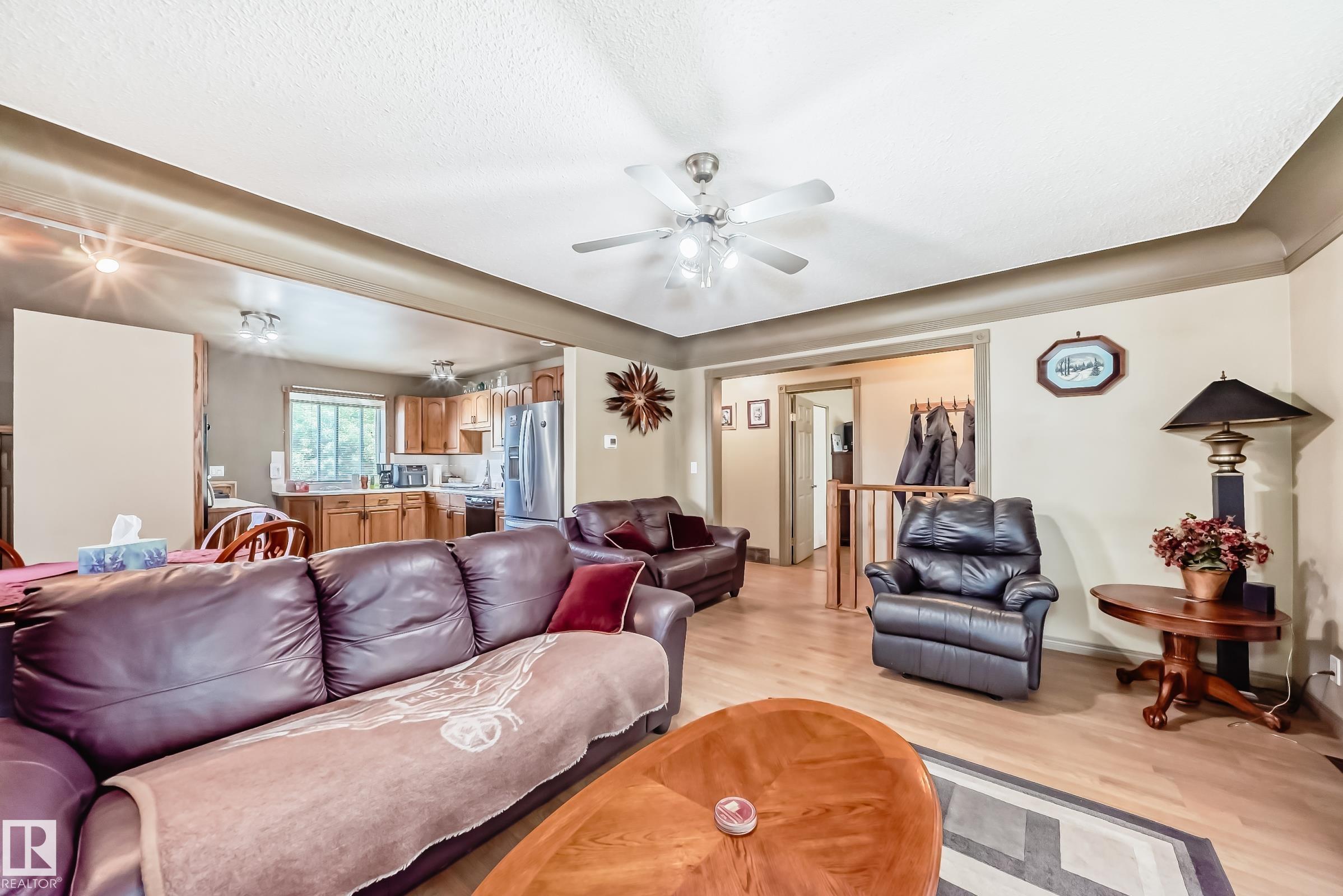 Photo 10 at 12137 44 Street NW, Beacon Heights, Edmonton