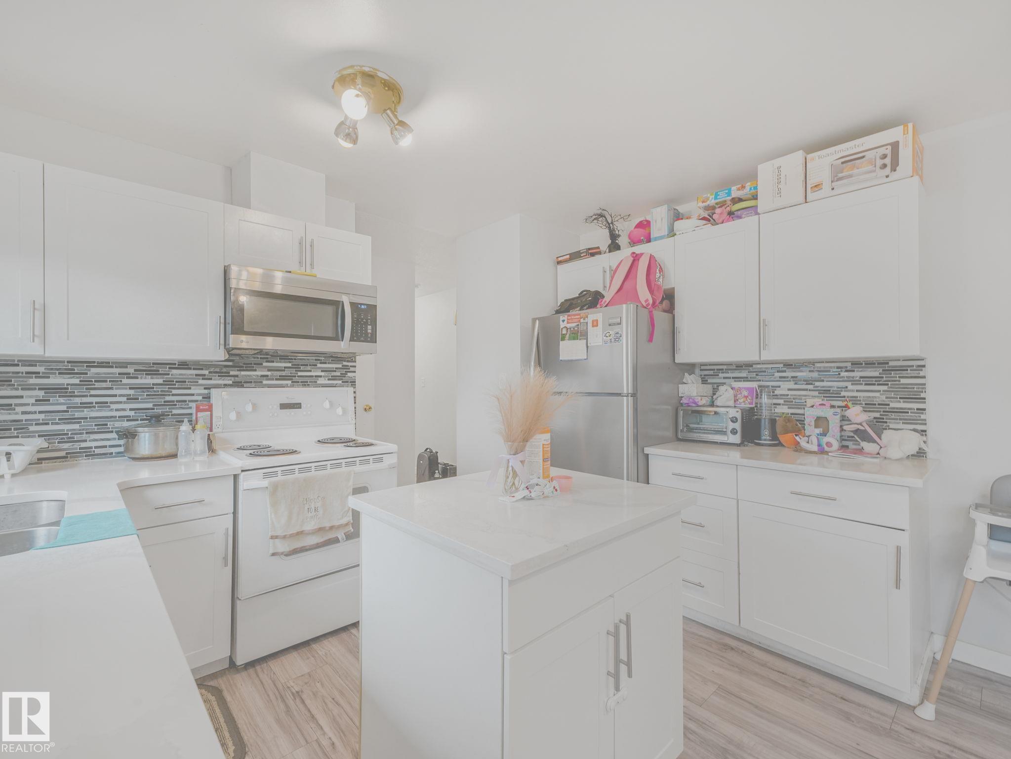 Photo 16 at 9528 151 Avenue NW, Evansdale, Edmonton