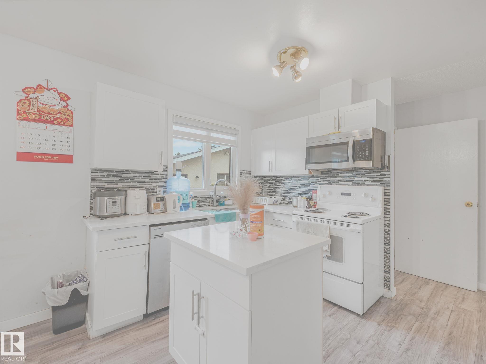 Photo 17 at 9528 151 Avenue NW, Evansdale, Edmonton