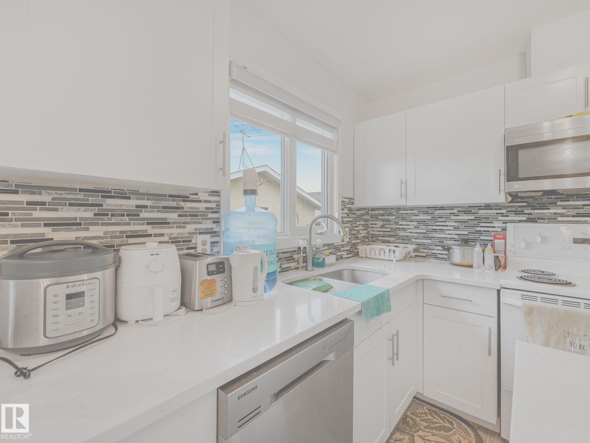 Photo 21 at 9528 151 Avenue NW, Evansdale, Edmonton