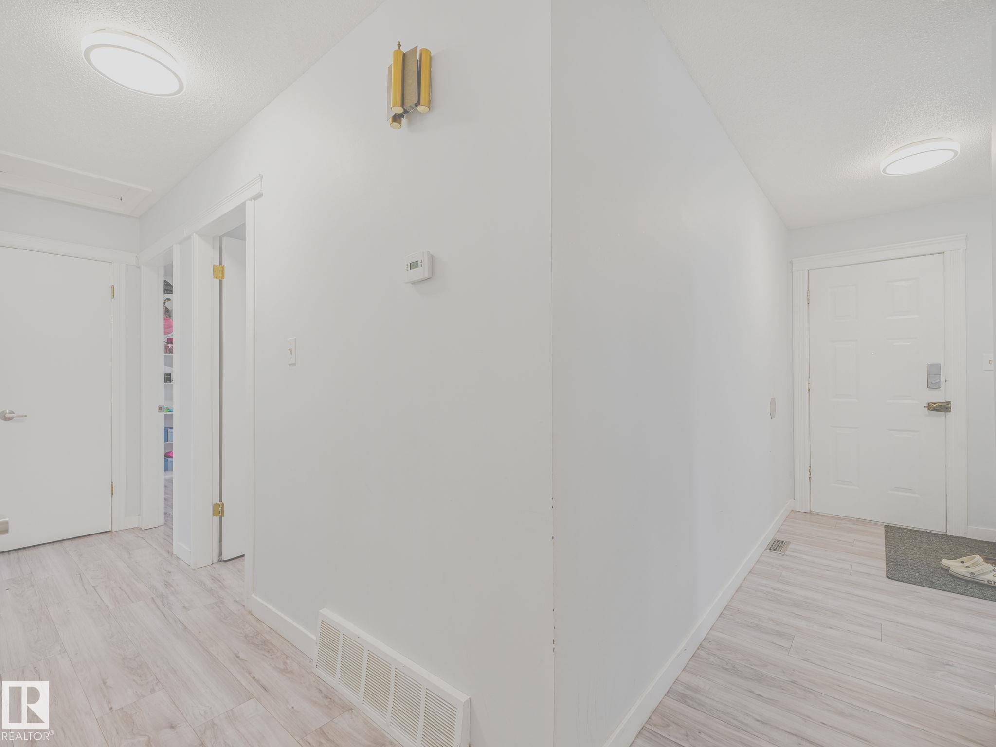 Photo 23 at 9528 151 Avenue NW, Evansdale, Edmonton