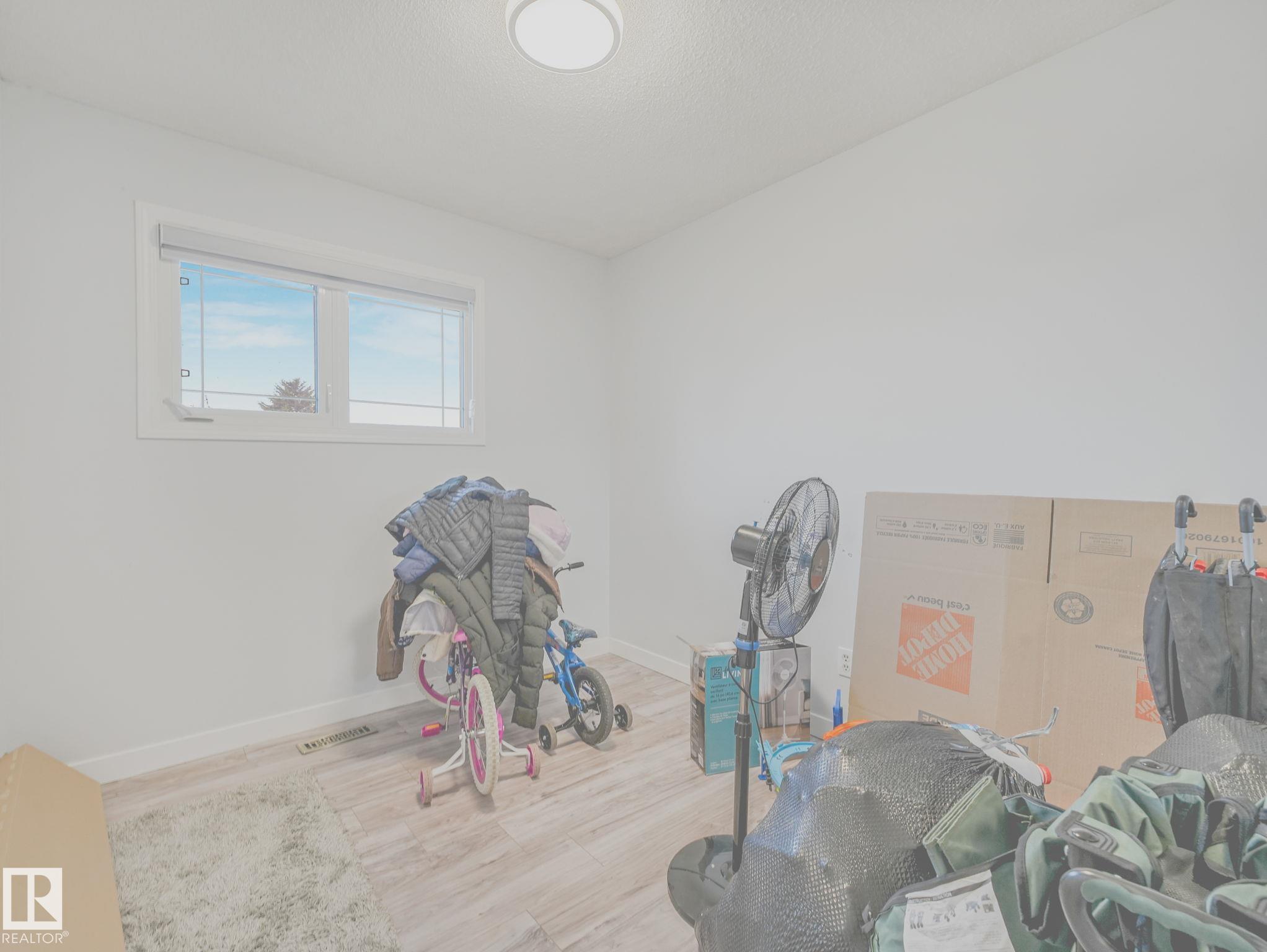 Photo 25 at 9528 151 Avenue NW, Evansdale, Edmonton