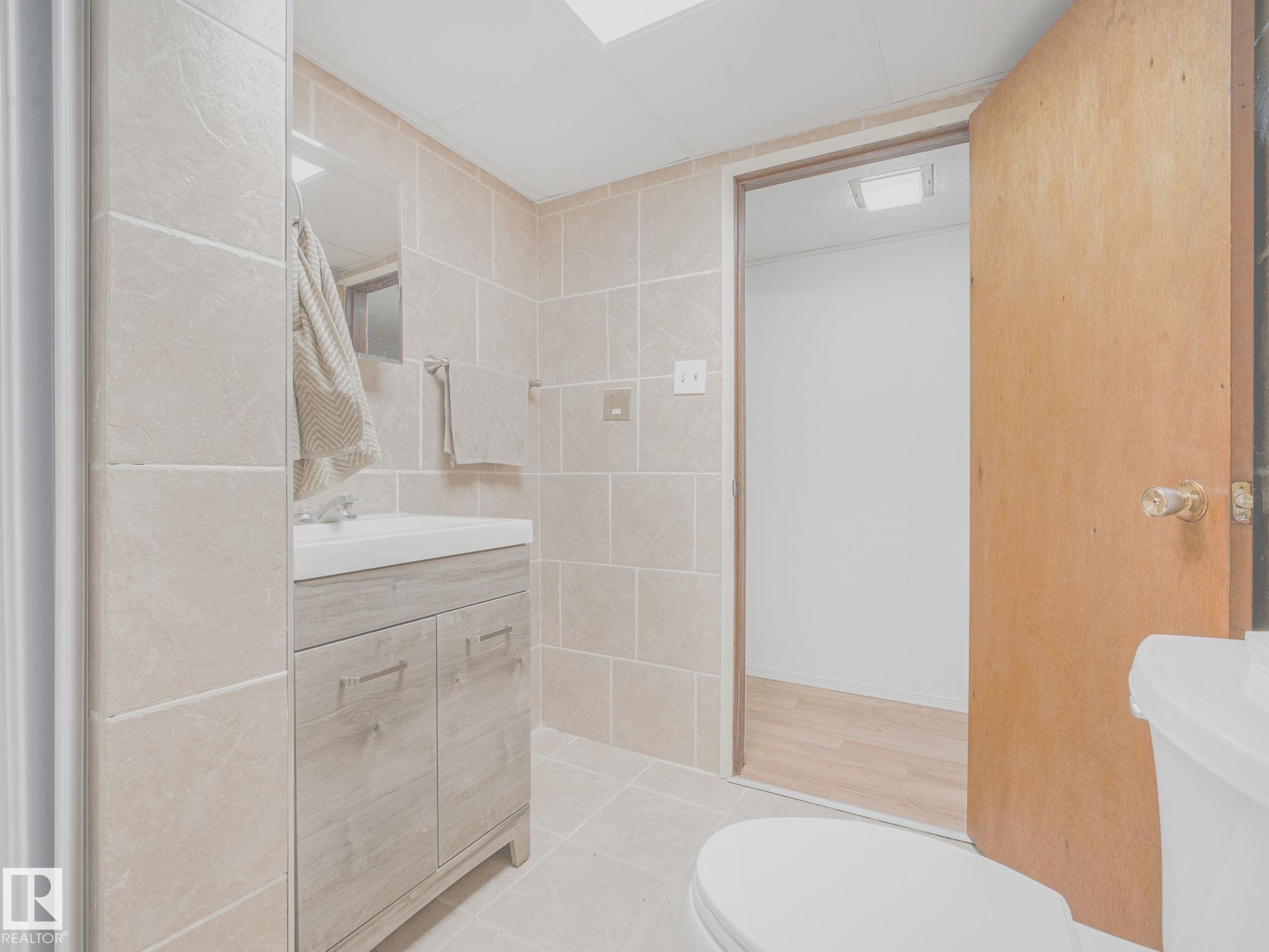 Photo 36 at 9528 151 Avenue NW, Evansdale, Edmonton